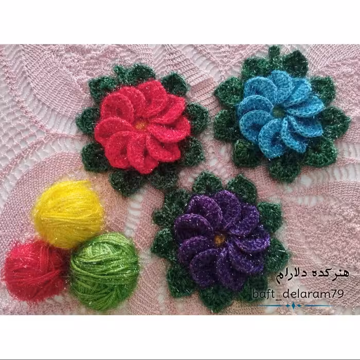 اسکاج بافتنی طرح گل و برگ قرمز وبنفش و آبی