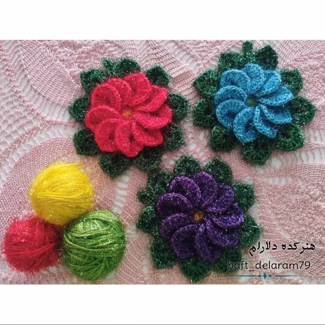 اسکاج بافتنی طرح گل و برگ قرمز وبنفش و آبی