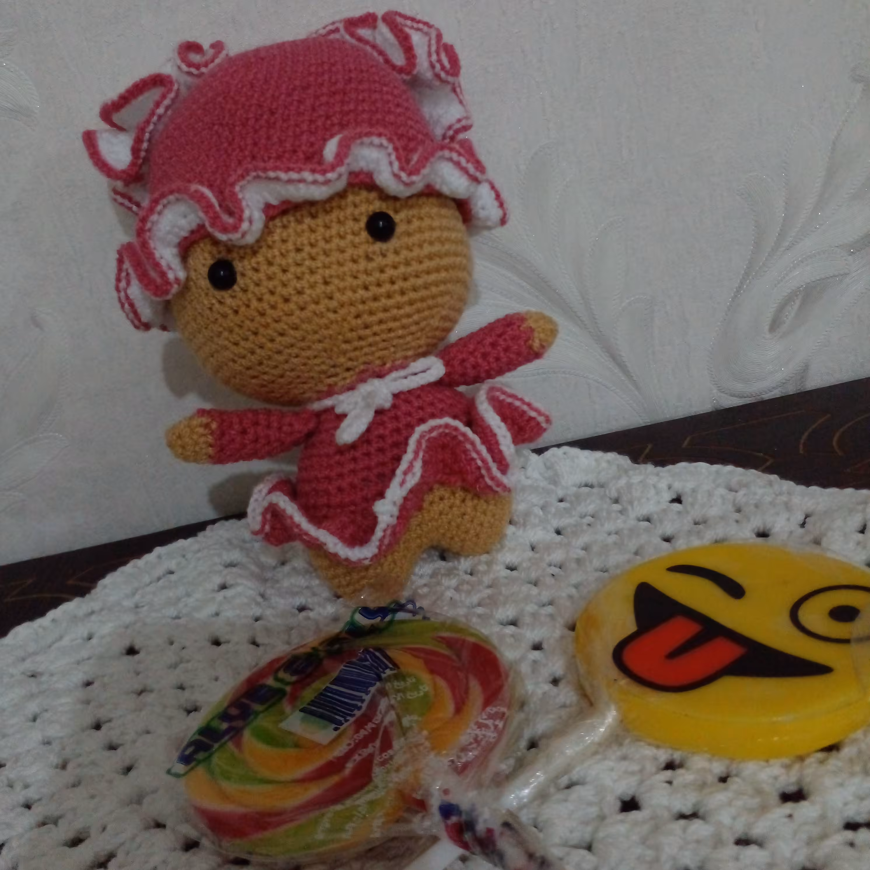 عروسک قلاب بافی دخترتوت فرنگی در رنگهای دلخواه کاموا اکریل بافت سایز21سانت