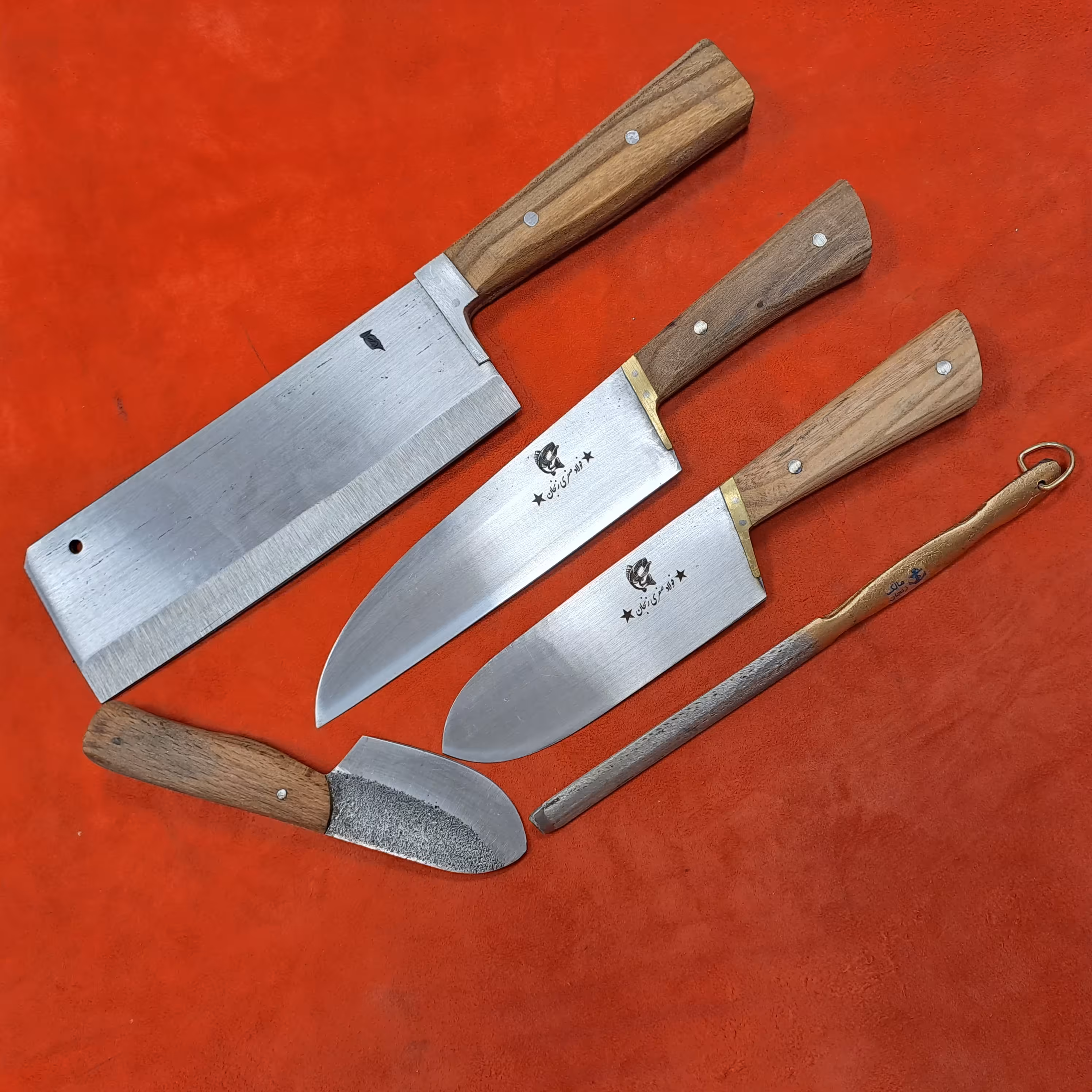 ست چاقو قصابی سلاخی همراه با ساطور و مصقل و پوست کن ست کامل پنج عددی فولادی فنر ماشین ساخت زنجان دست ساز چلنگری سنتی