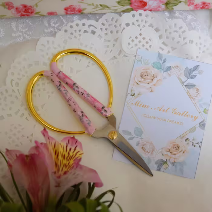 قیچی گلدوزی 17 cm طرح گلگلی همراه با روکش محافظ