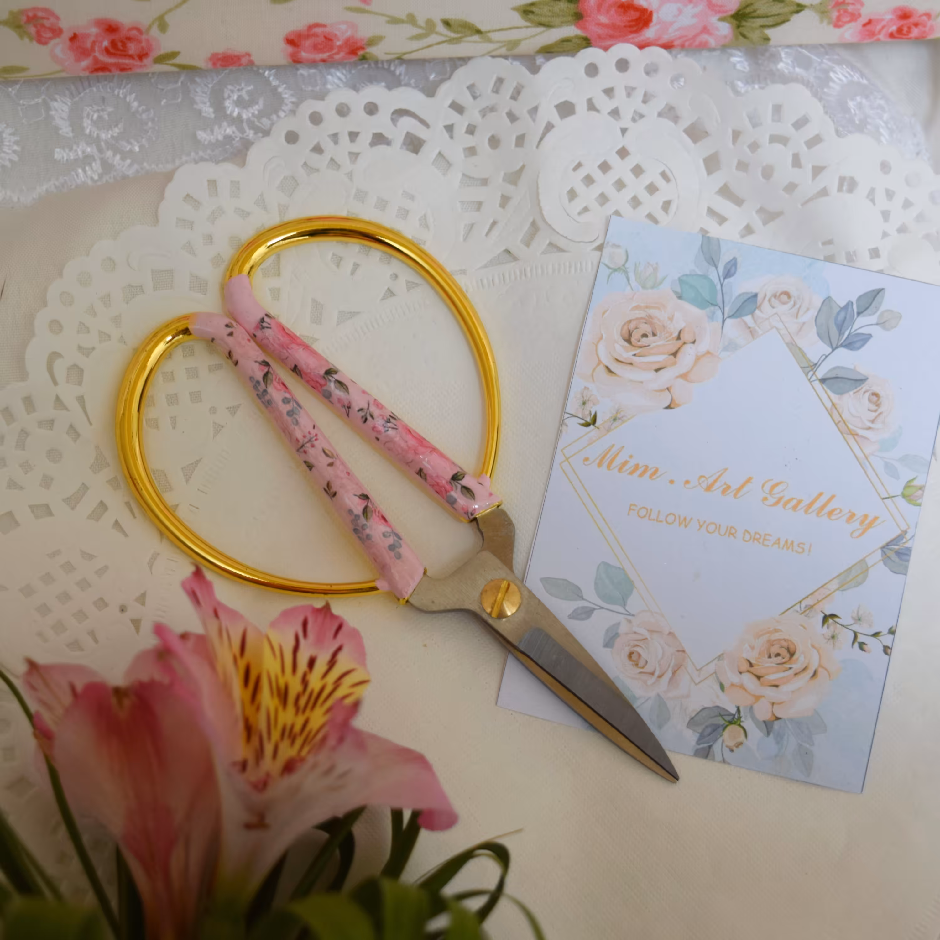 قیچی گلدوزی 17 cm طرح گلگلی همراه با روکش محافظ