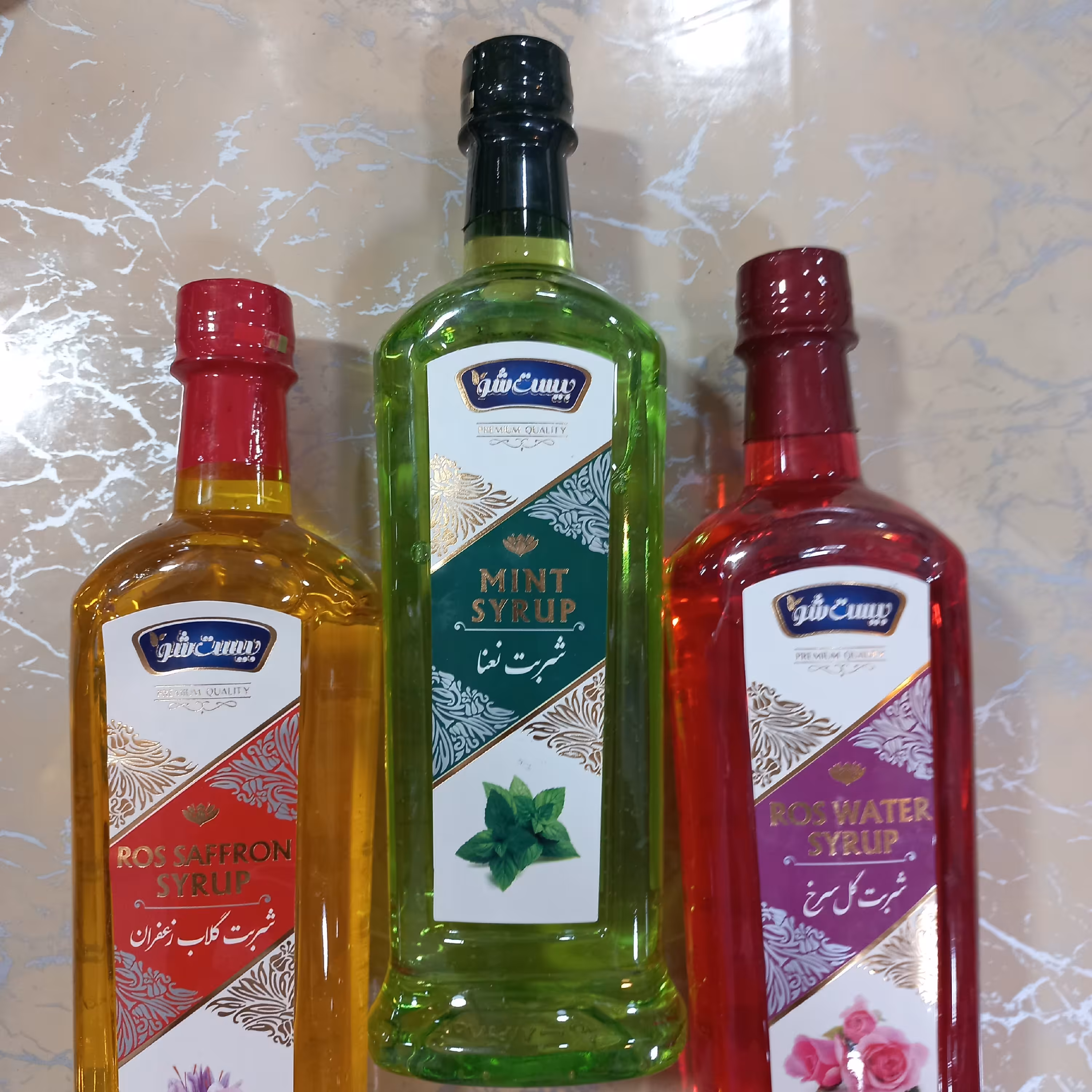 شربت سنتی نعنا یزد. طبیعی و بدون مواد شیمیایی. فقط آب و  عرق عرق نعنا و شربت . 1 لیوان شربت با 6 لیوان آب خنک مخلوط شود.