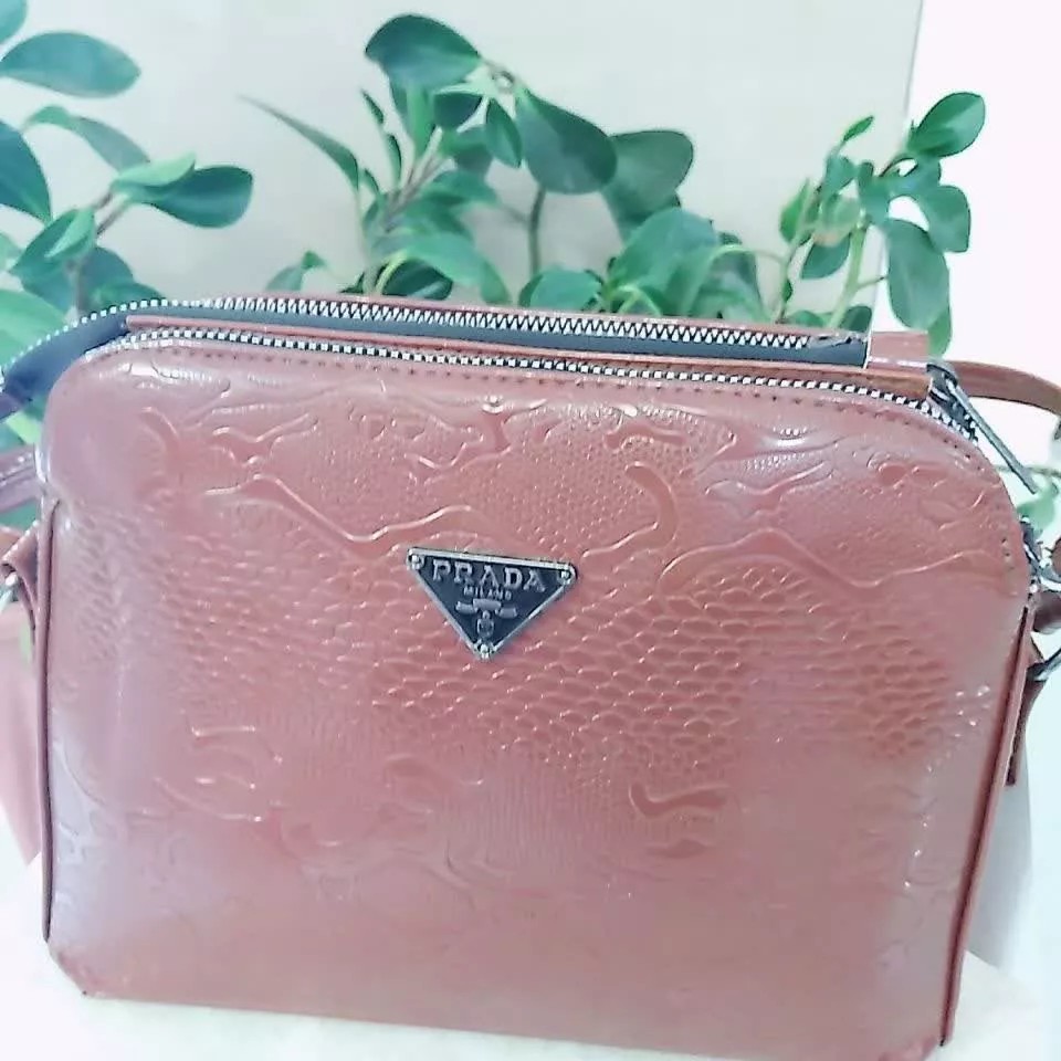 کیف زنانه یکطرفه در سه رنگ عسلی مشکی و شکلاتی سه زیپه