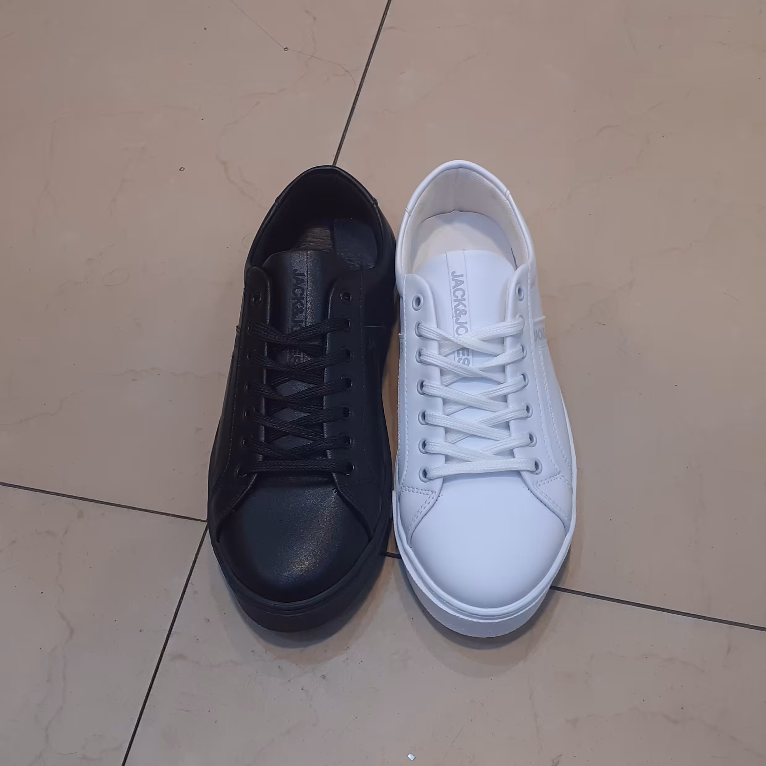 کفش کتونی کژوال مردانه با زیره عطری و دوردوزی پاپوش شیک و زیبا سبک و نرم و راحت در دو رنگ تمام مشکی و تمام سفید