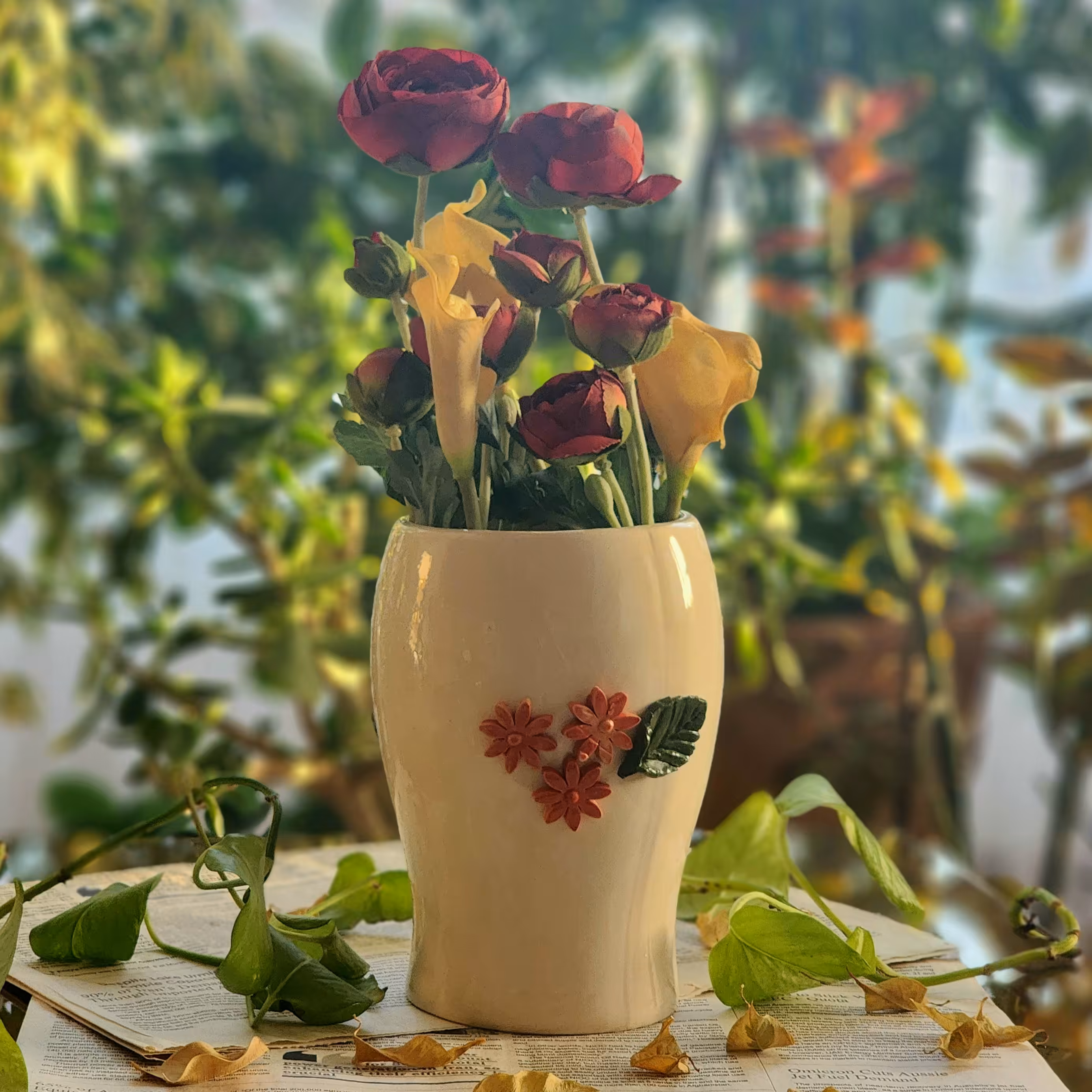 گلدان با گل و برگ برجسته 