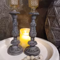 شمعدان پلی استر پتینه شده ست دوتایی با زنگوله شیشه ای ارتفاع بیست سانت در هشت قابل اجرا در رنگ و پتینه دلخواه 