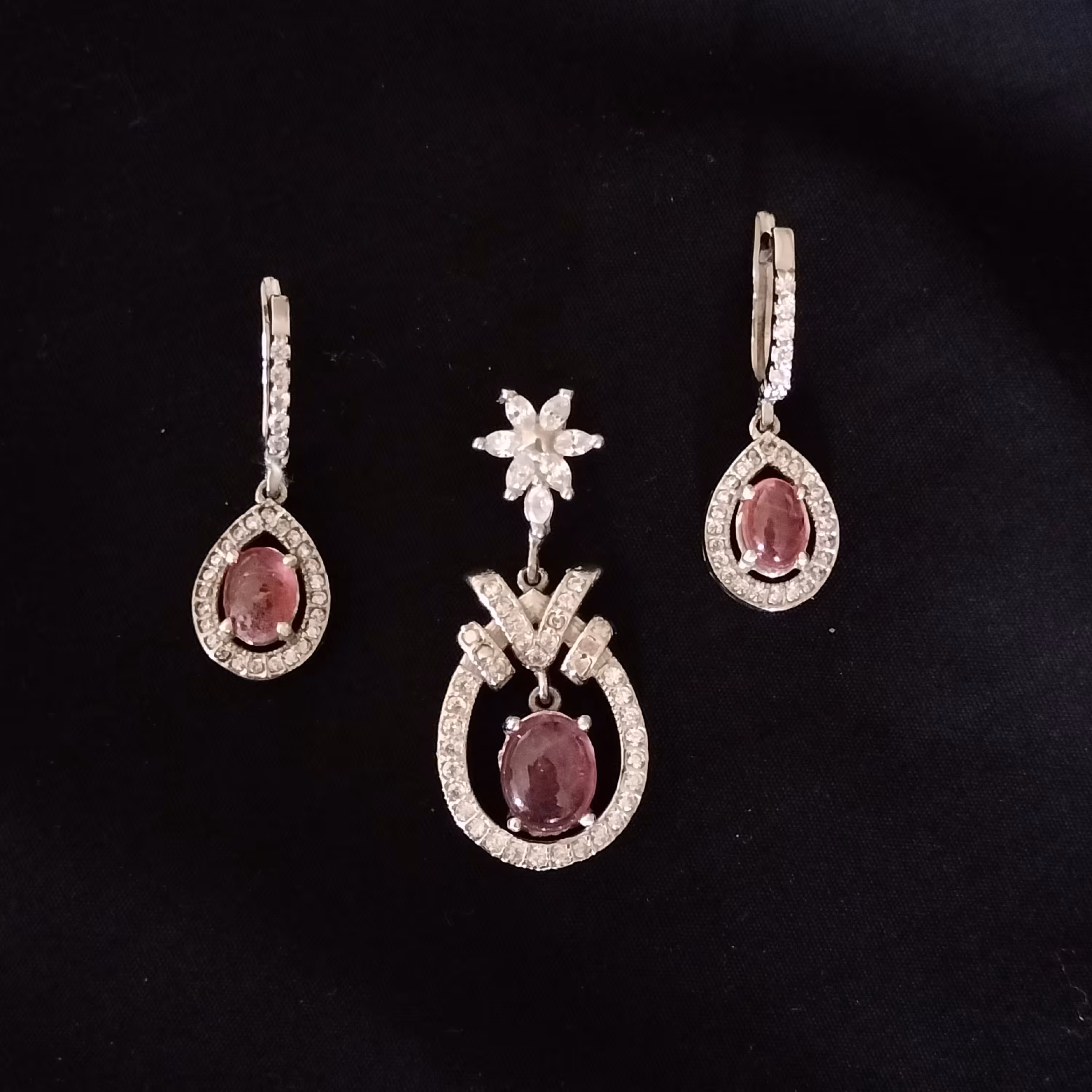 نیم ست نقره  گردن آویز یاقوت روکش طلا سفید 