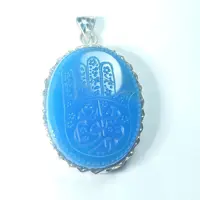  مدال نقره همراه عقیق آبی و حکاکی عبارت (( یا قمر بنی هاشم ))