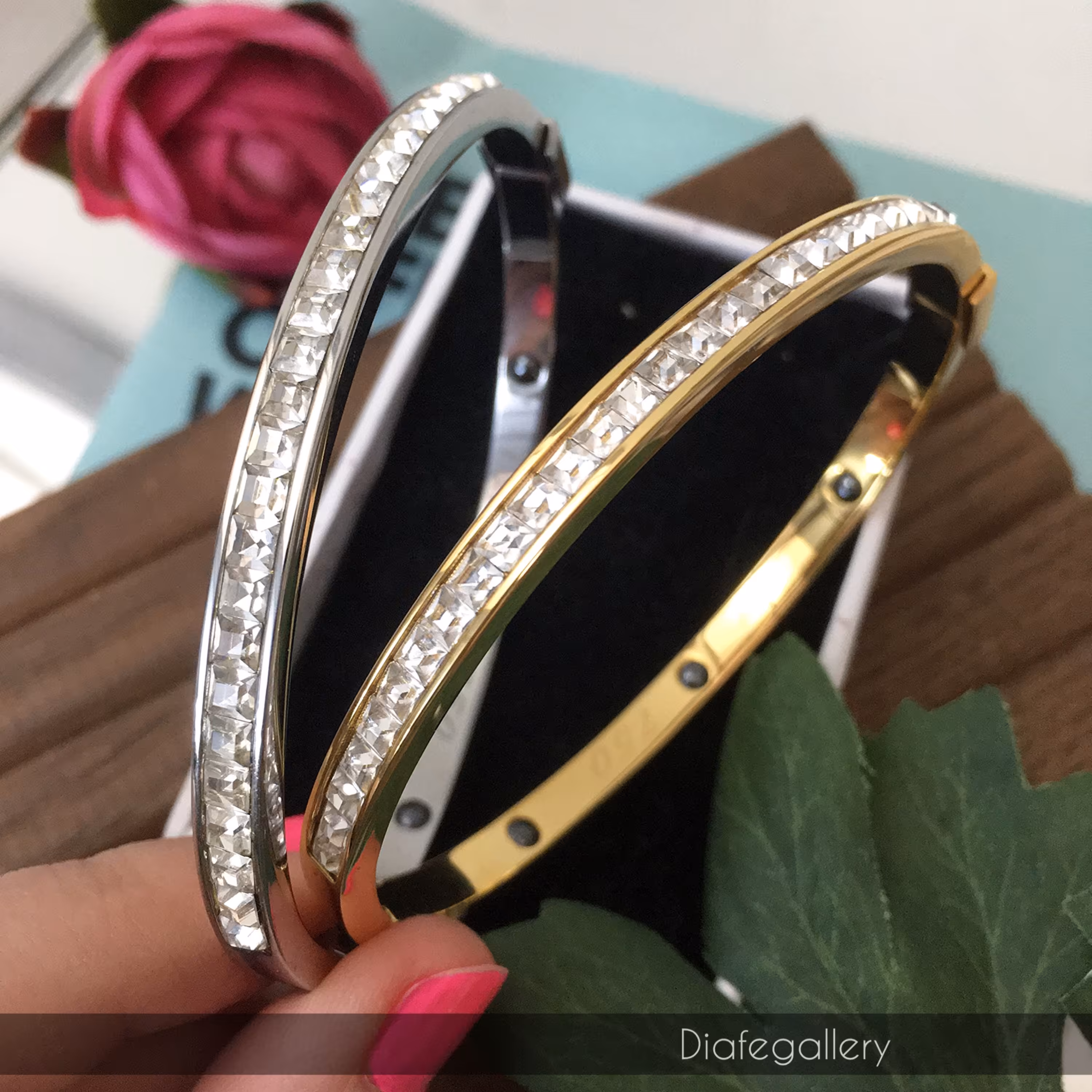 دستبند النگویی کارتیه نگین دار استیل رنگ ثابت کارتیر آبکاری طلا با حک  لوگو