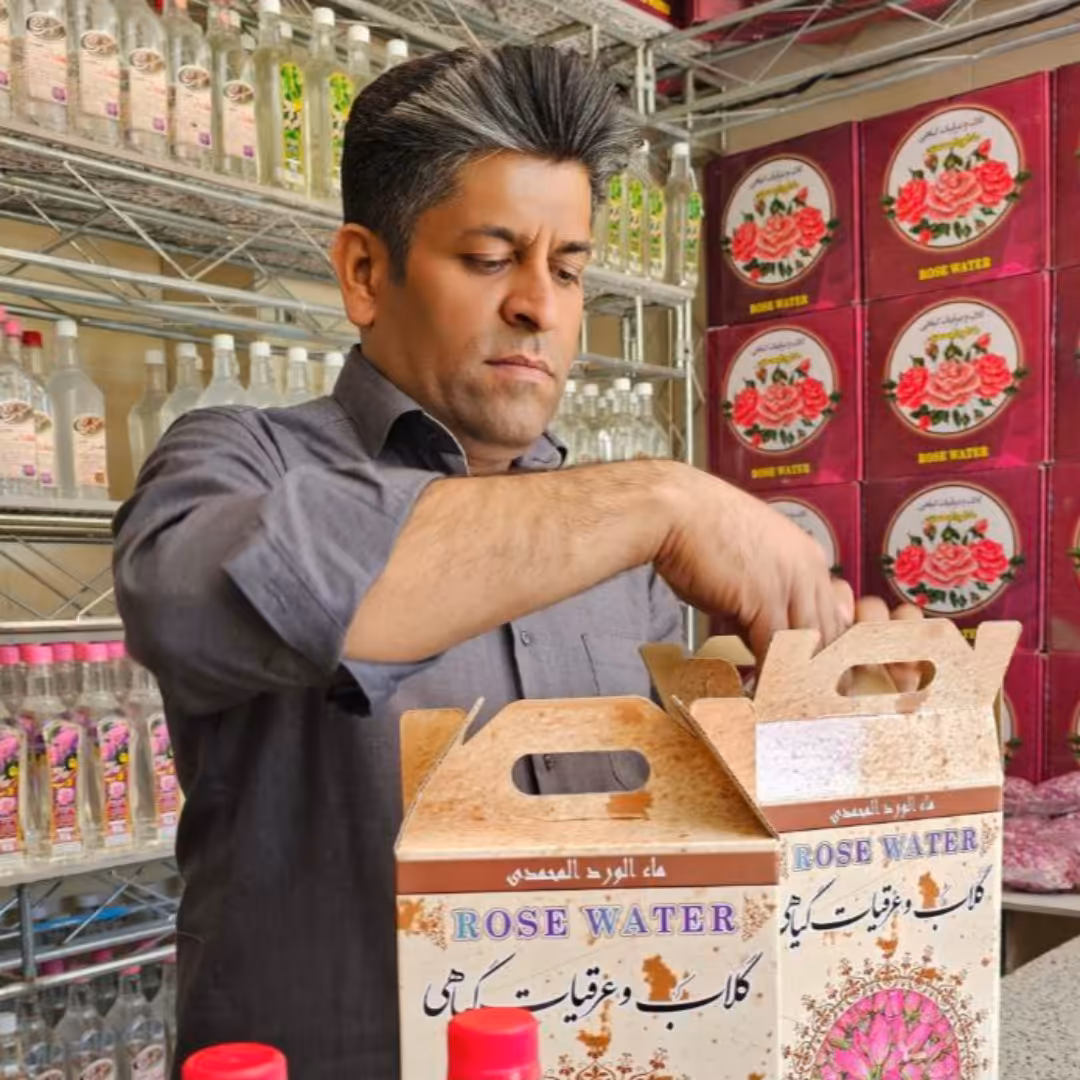 گلاب ویژه قمصر (عیار 40)( از 40 کیلو گل مرغوب قمصر 40 لیتر برداشت کردم)