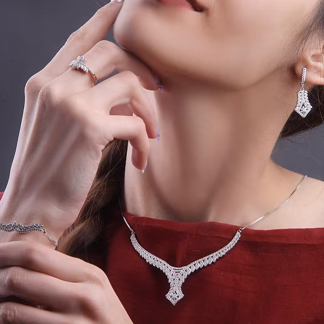 سرویس جواهری میکرو 
ابکاری سفید
عیار نقره بالا925
یک سرویس جواهری چ فاخروارزشمند ارسال رایگان 