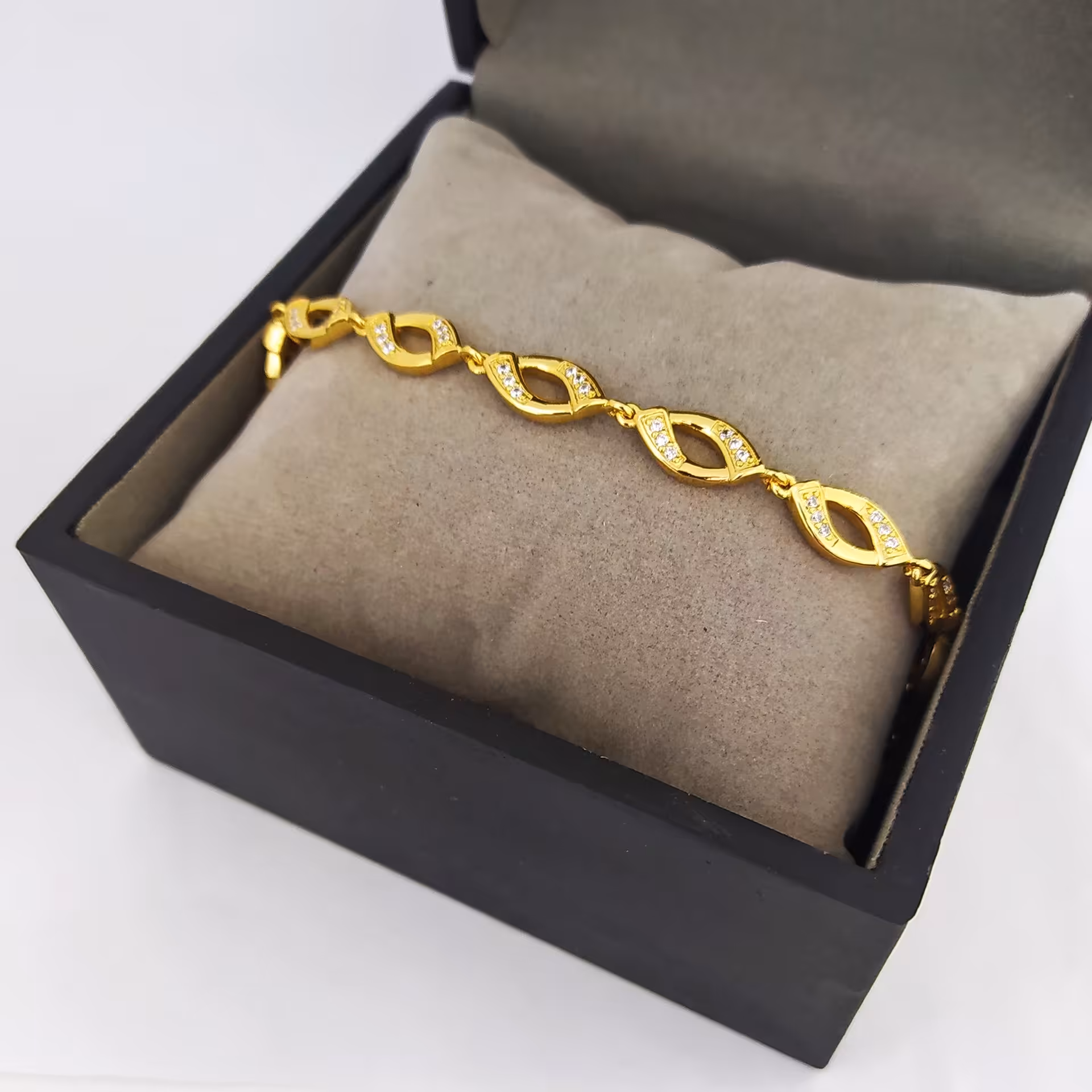 دستبند طرح طلا نگین اتمی