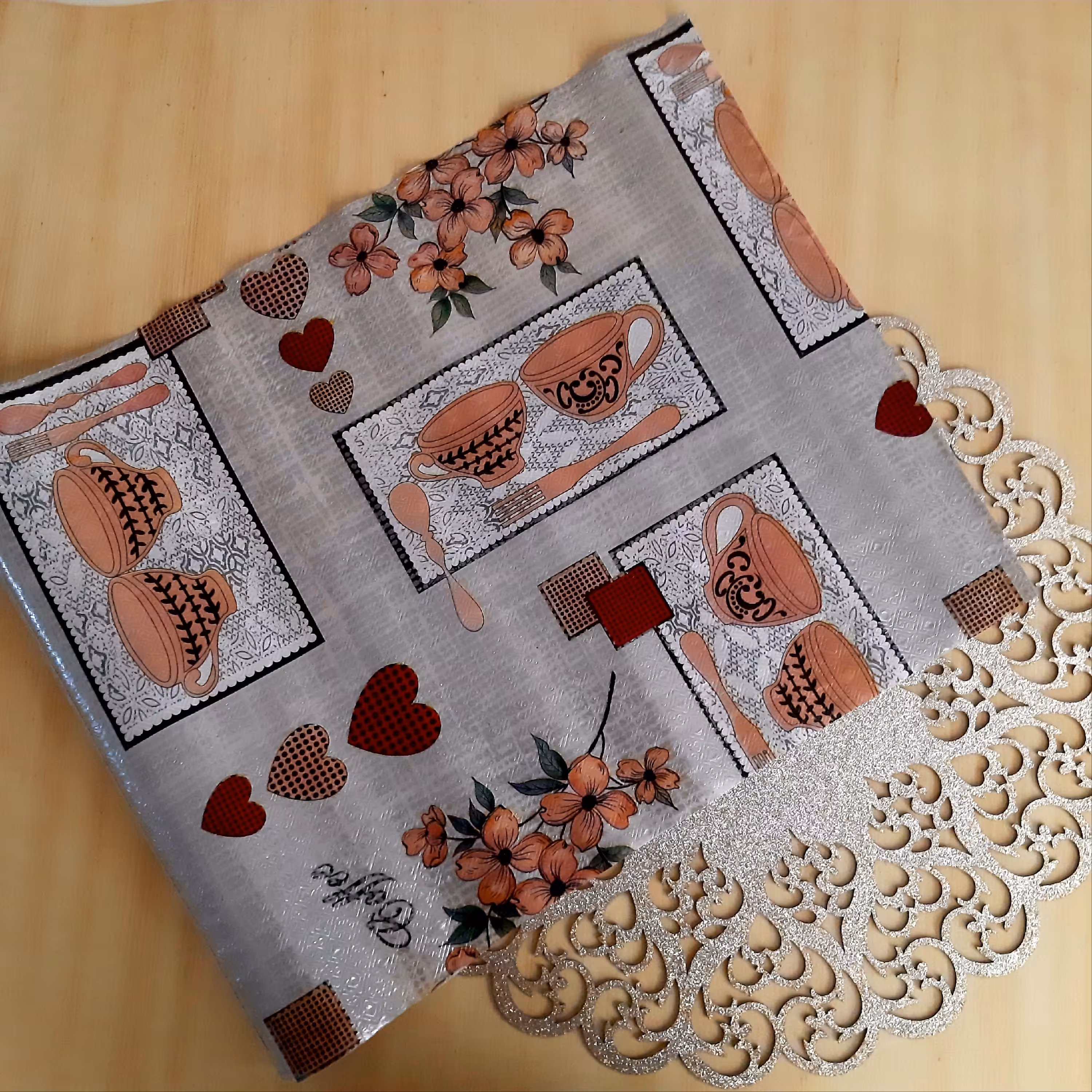 کفپوش یخچال و فریزر مدل رولی جنس ژلی طرح فنجان زمینه نقره ای بسیار زیبا و کاردبردی 