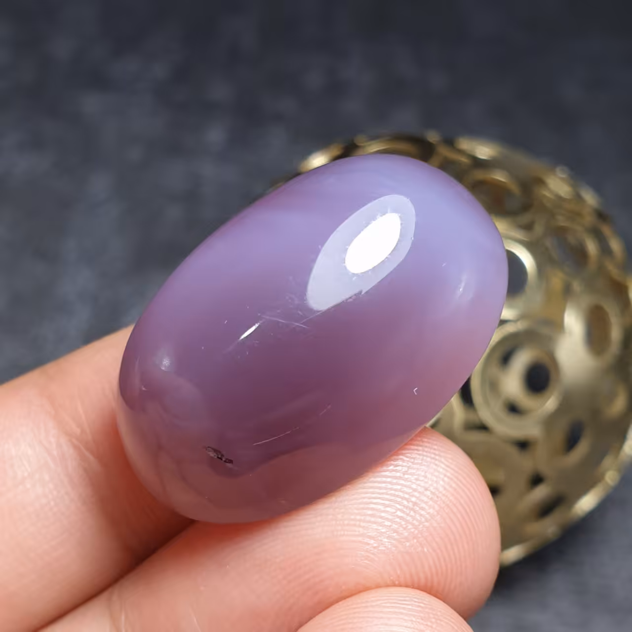  نگین درشت زیبای سنگ عقیق خوش رنگ اصل معدنی تغییر رنگ در دماهای سرد و گرم 
کد 28789