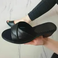 دمپایی پاشنه بلند زنانه و دخترانه کفش صندل لژدار چرم سفید و مشکی طبی سبک راحتی روفرشی رو فرشی مجلسی شیک چرم 