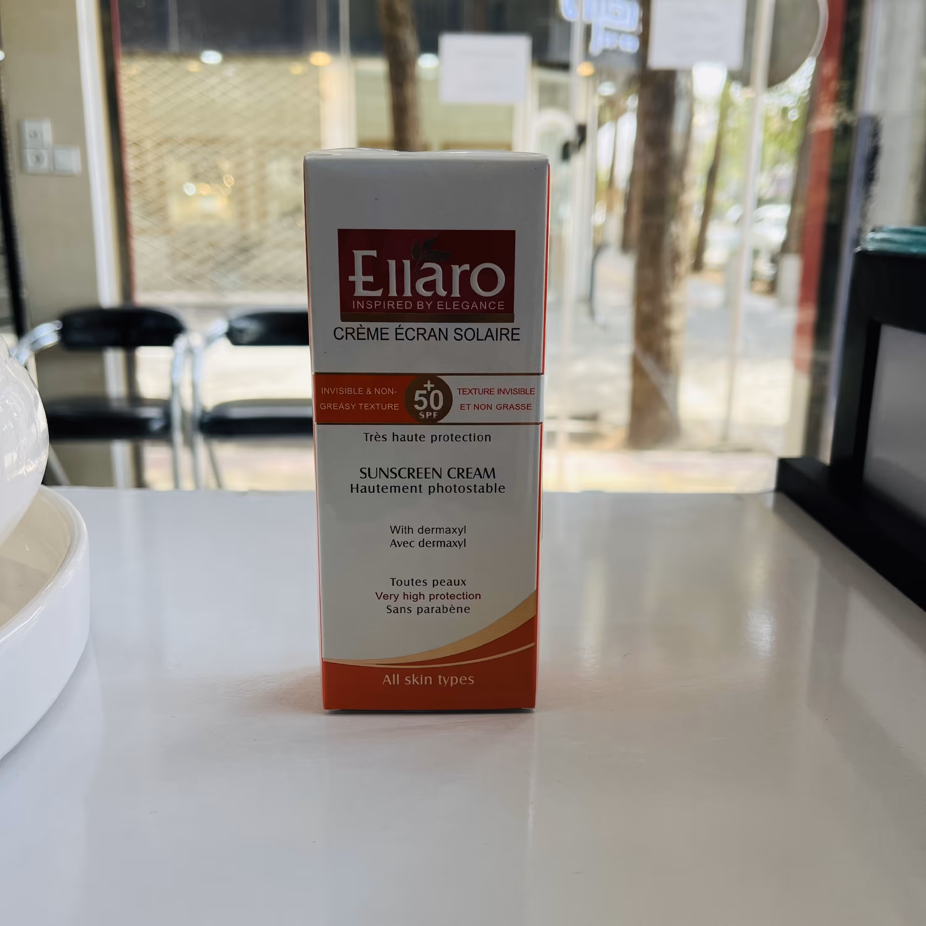 کرم ضدآفتاب بدون رنگ اس پی اف 50 مناسب انواع پوست الارو با حجم 40 میلی گرم 