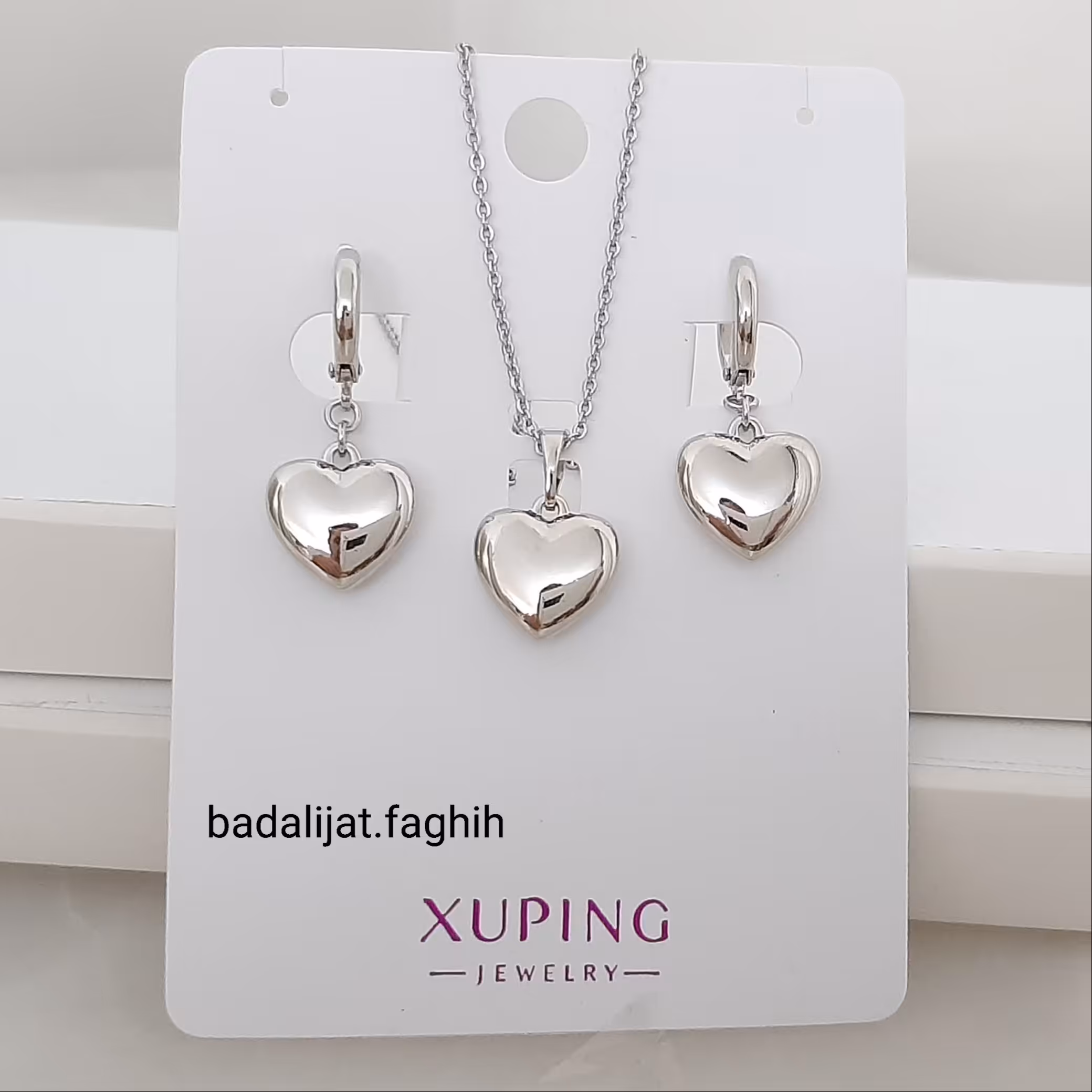 نیم ست همراه با زنجیر برند ژوپینگ حک خورده رنگ ثابت با آبکاری طلا سفید 