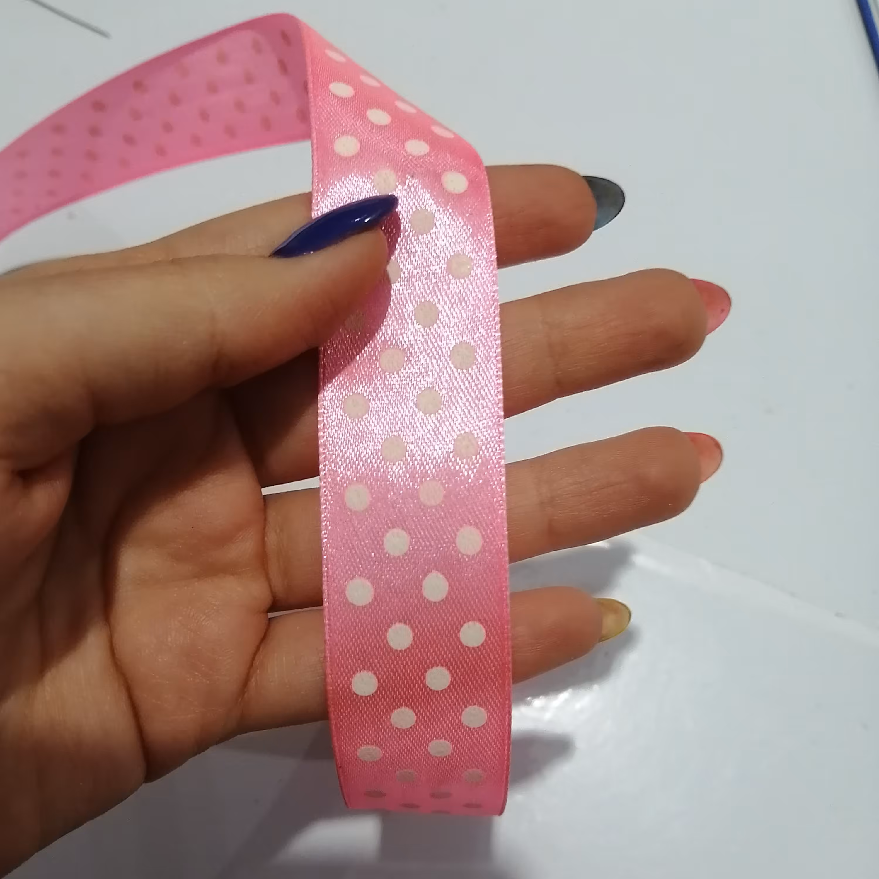 روبان ربان ساتنی  خال خالی رنگ صورتی عرض دو  و نیم سانت طول یک متر 
