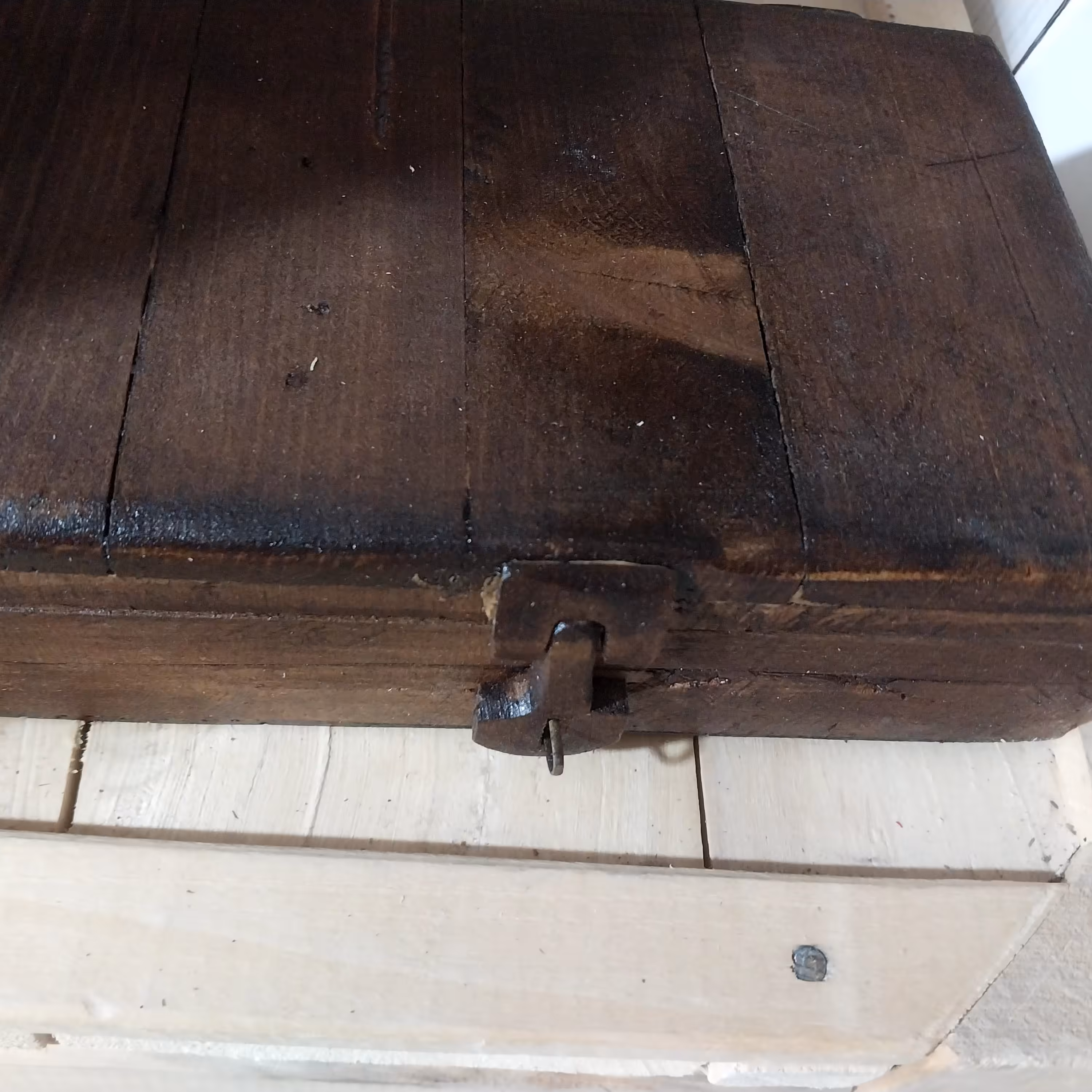 جعبه صندوقچه کوچک  چوبی تمام کار دست .. لولا و قفل نیز از چوب محکم و دست ساز  بسیار زیبا  و منحصر بفرد 