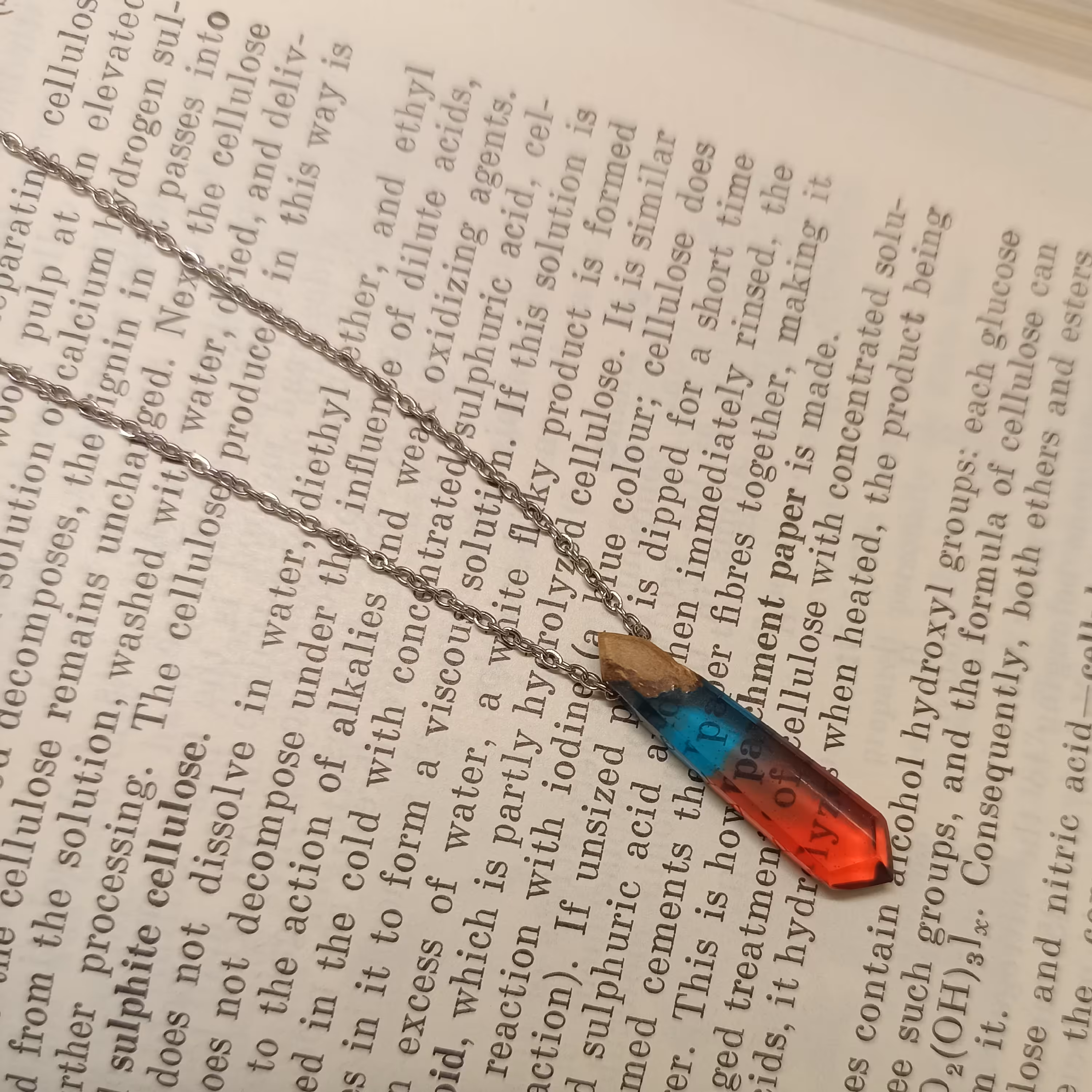 گردنبند چوب و رزین بسیار خاص 