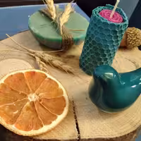 شمع همراه با جاشمعی چوبی ،یک دکور مناسب منزل شما،در رنگهی متنوع