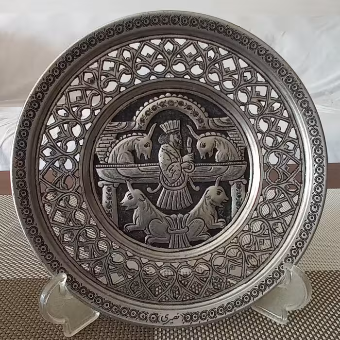 بشقاب قلمزنی طرح هخامنشی نیمه مشبک 15 سانتی