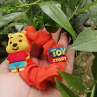 کش مو اسکرانچی فانتزی با پیکسل عروسکی طرح خرس پو وارداتی از برند معروف Toy Story