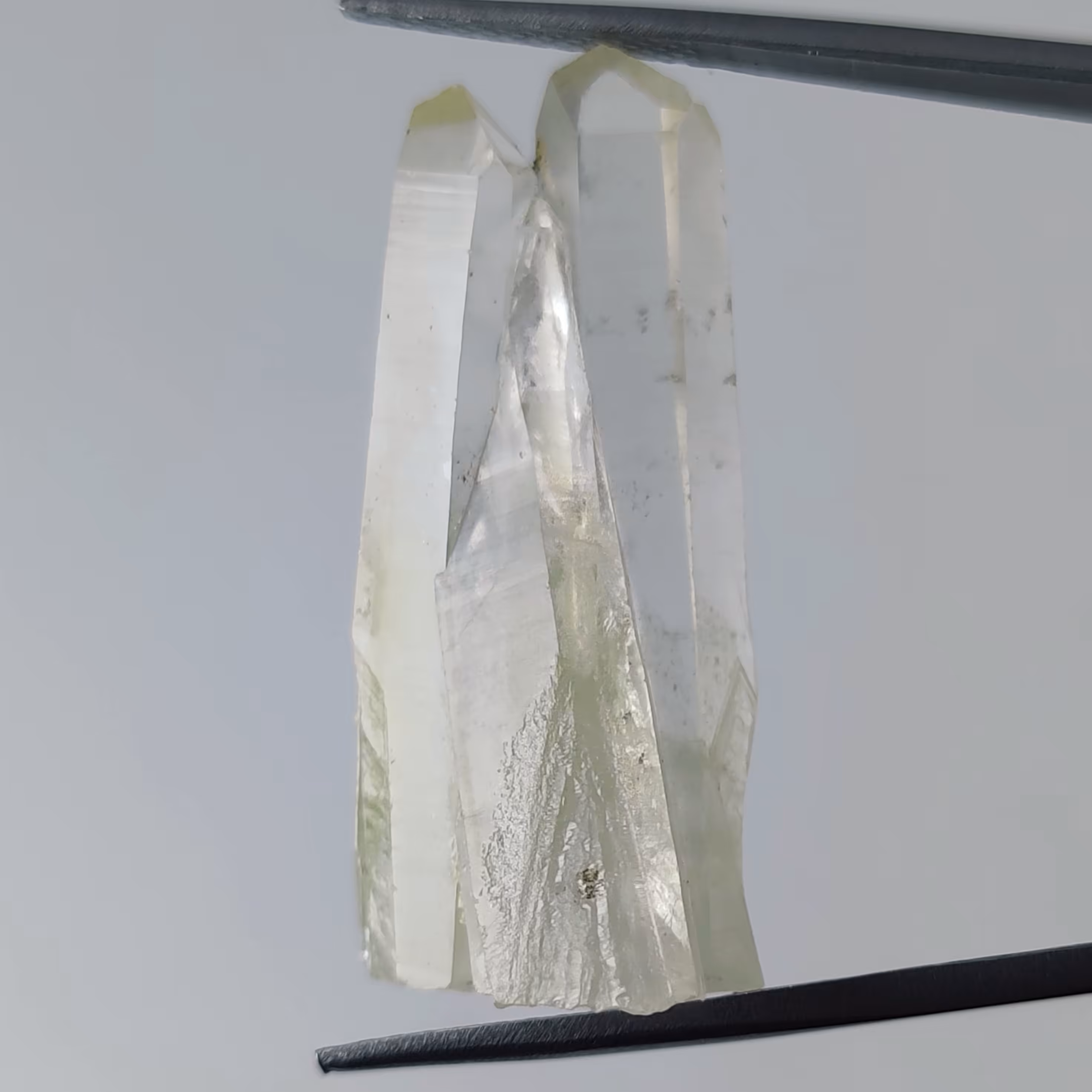 بلور های شفاف سنگ کوارتز معدنی و طبیعی    