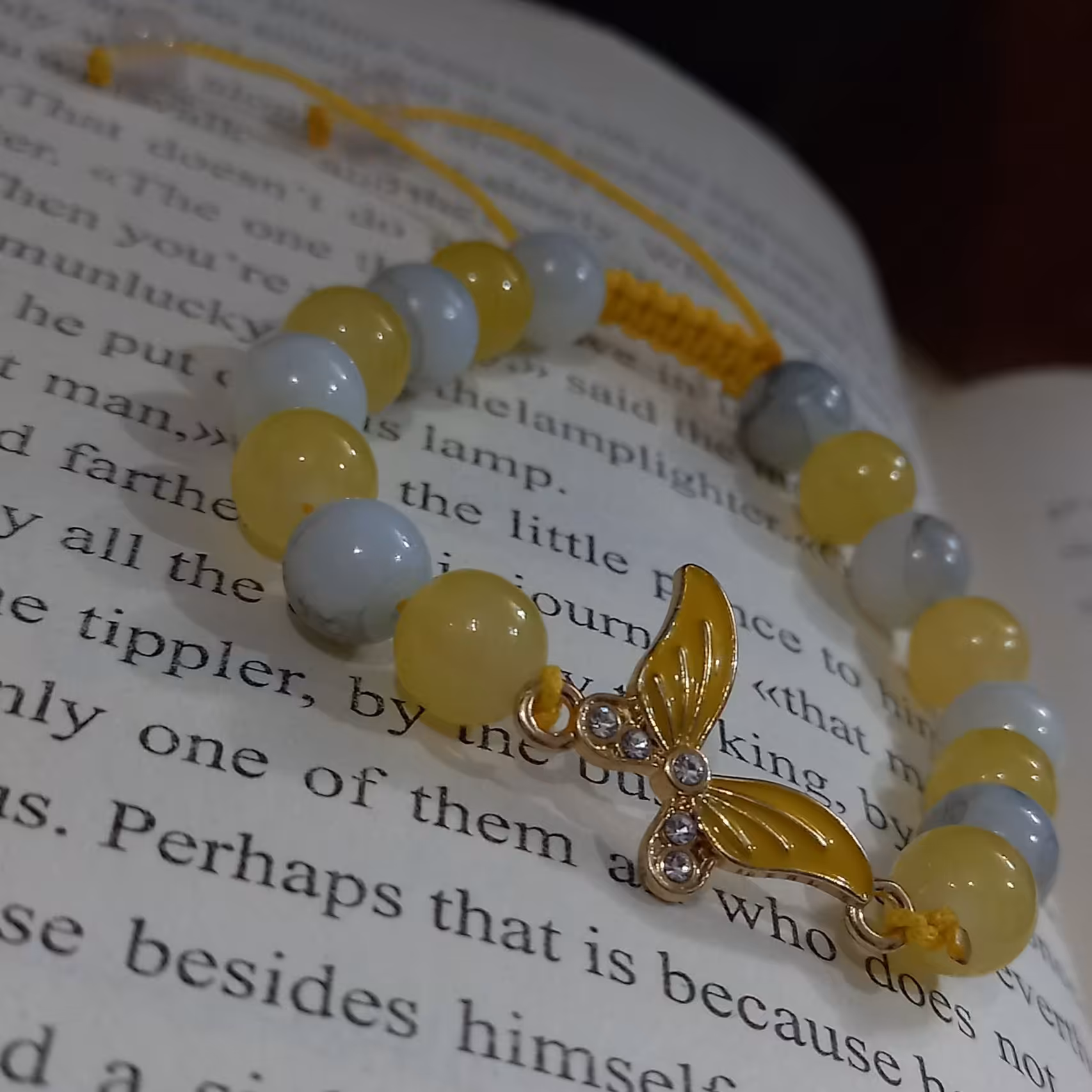 دستبند پروانه ای لیمویی رنگ ثابت گره کشویی مهره های آبرنگی