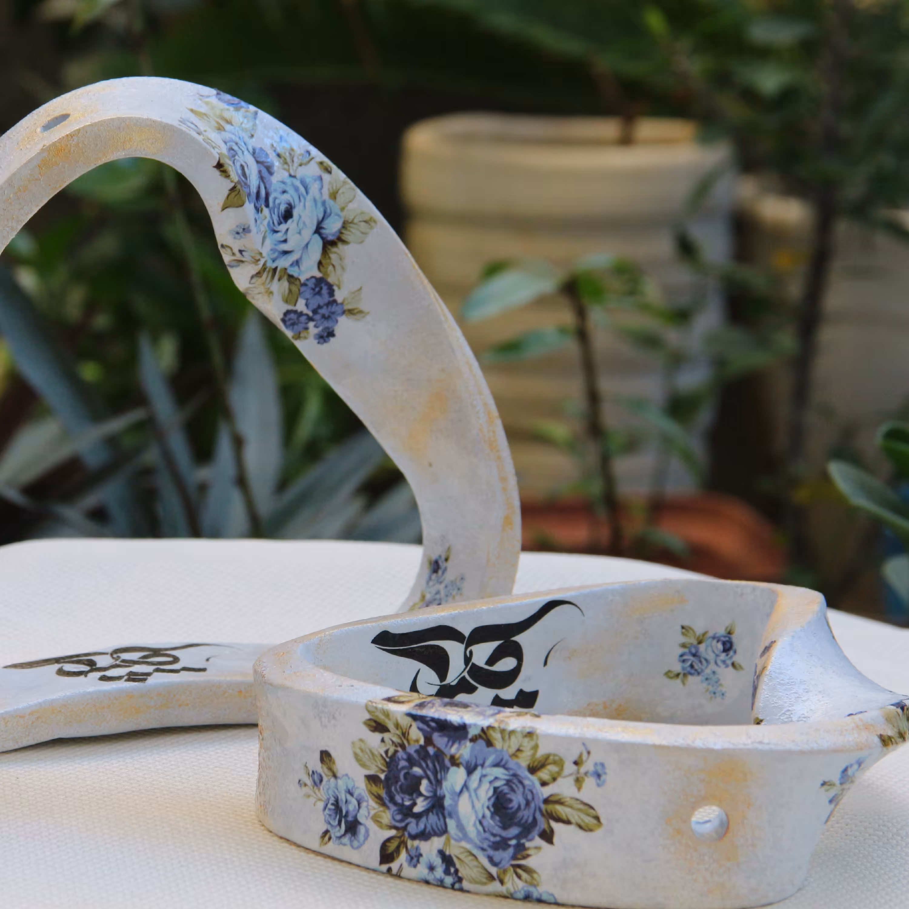 گلدون سفالی دفرمه مناسب برای تک شاخه گل 