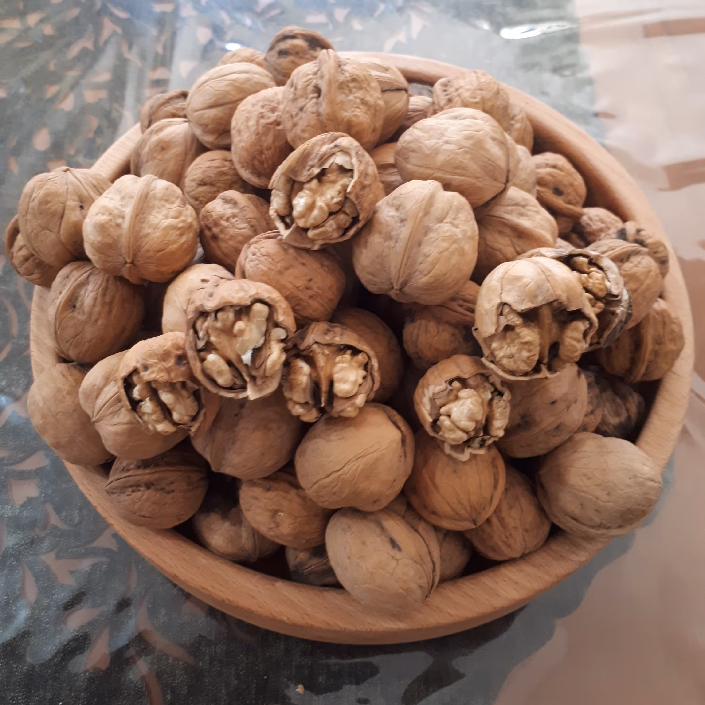 گردو درجه یک و پوست نازک امساله بوانات  بسته یک کیلویی پر چرب و خوش طعم 