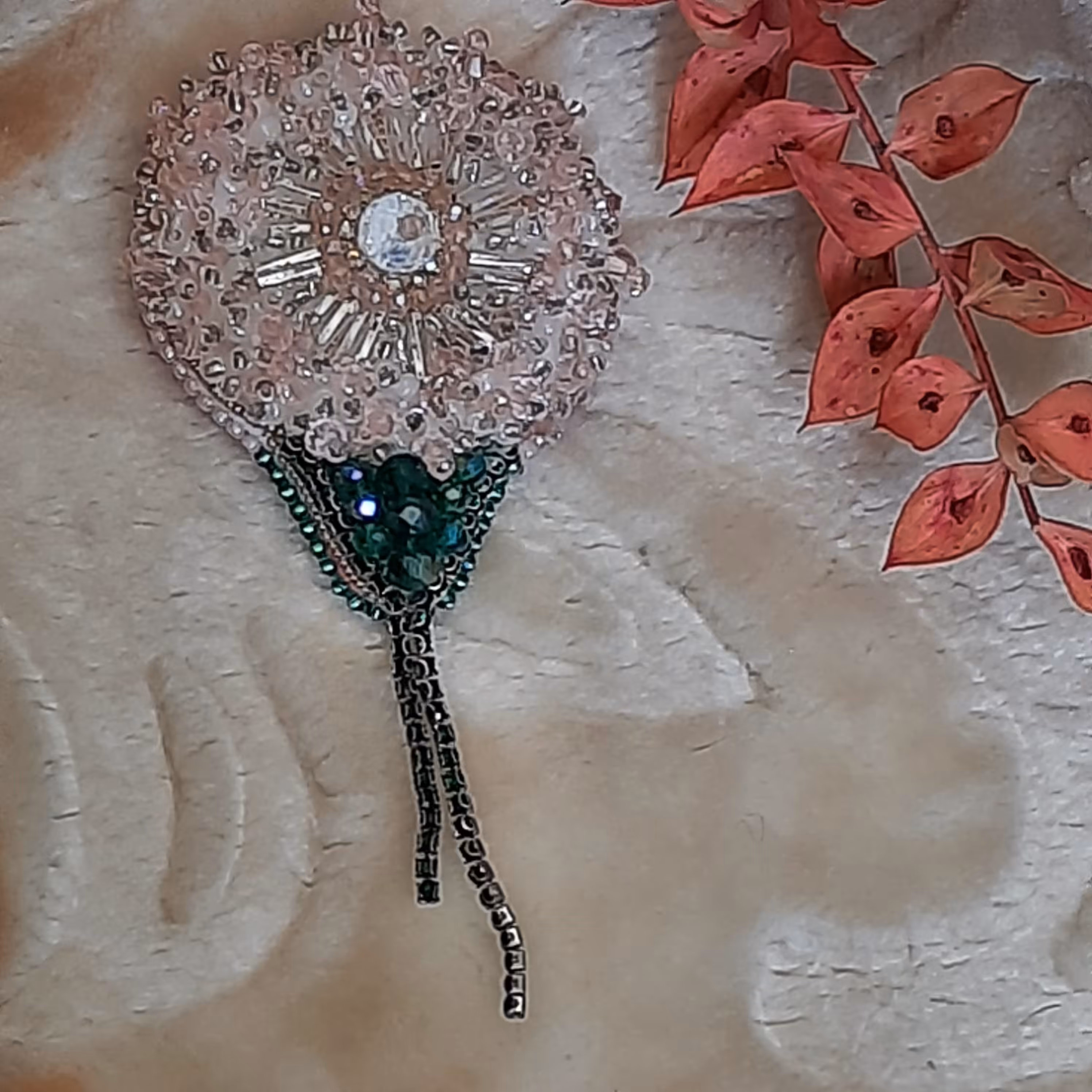 گلسینه جواهردوزی شده طرح گل قاصدک صورتی دستدوز کد 10