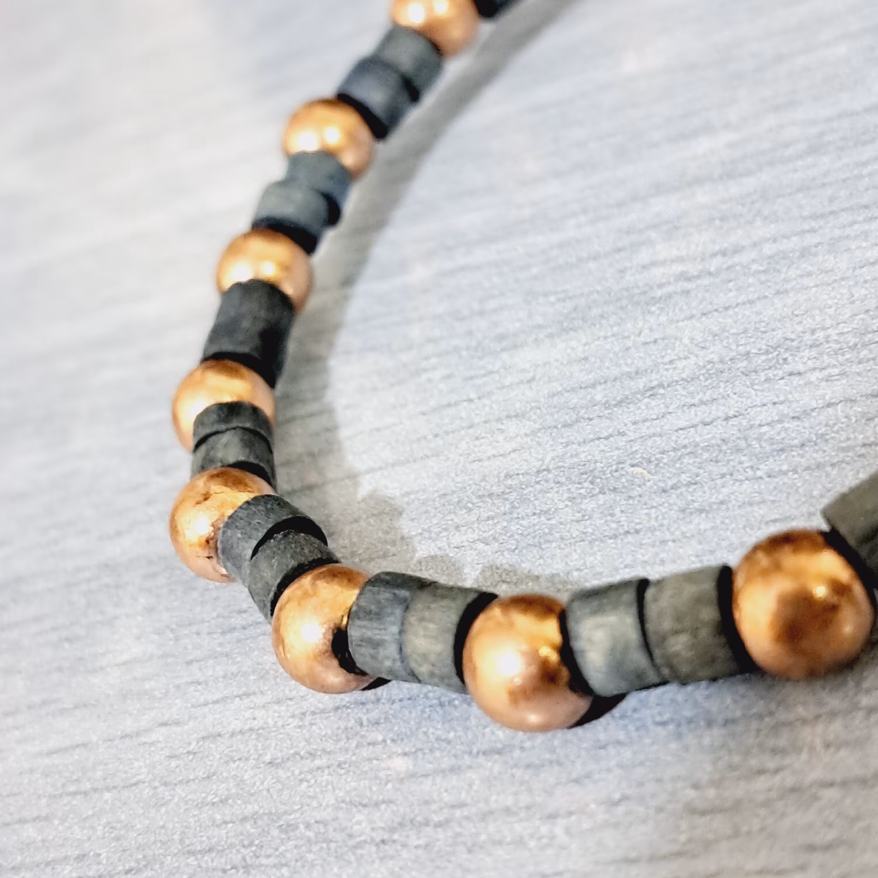 دستبند کشی دو رنگ بسیار زیبا و سبک توی دست. مناسب هدیه...روزانه بدلیجات 50 درصد تخفیف رو استوری میکنیم.مارو دنبال کنید.