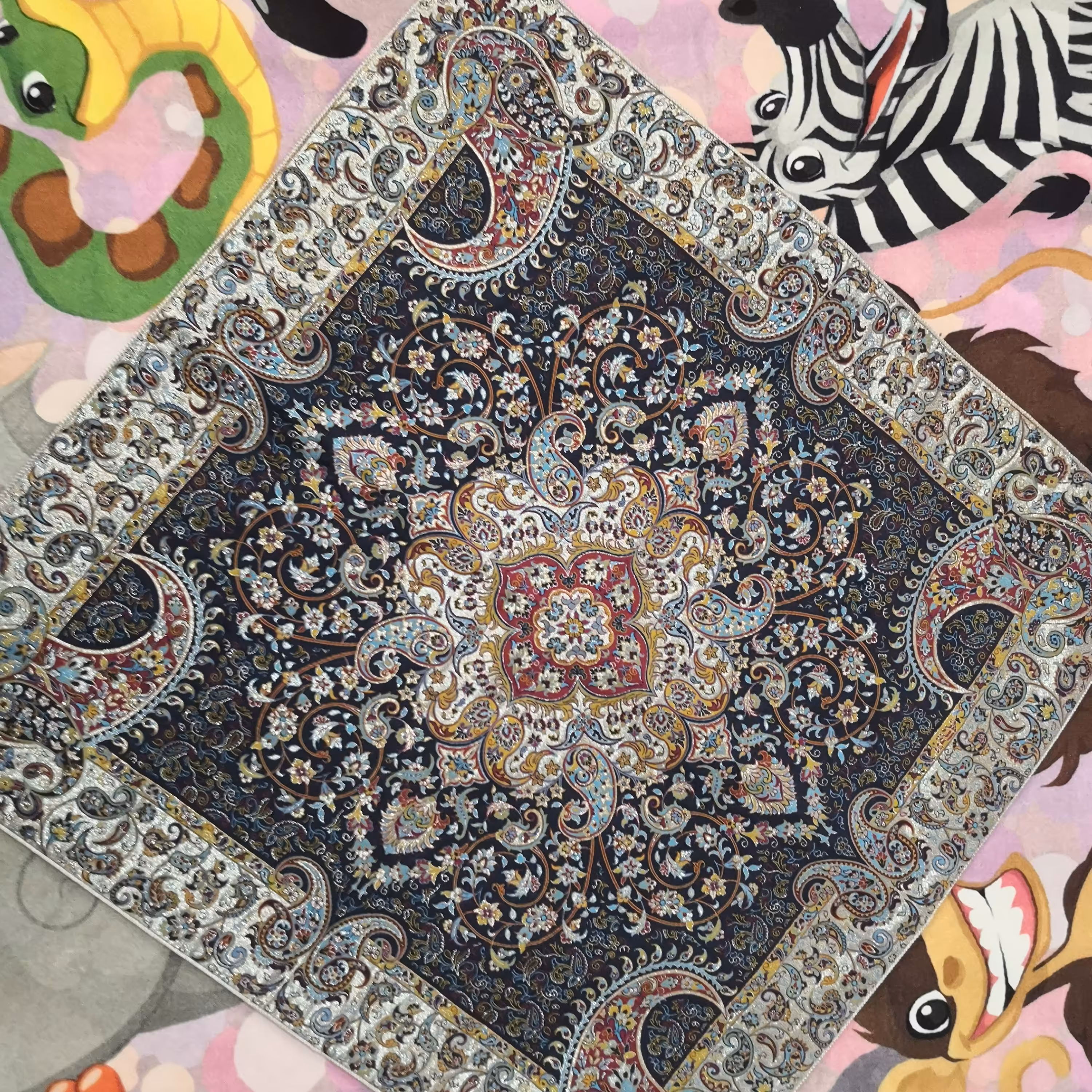 رومیزی های ترمه زیبای یزدی  مربعی شکل بارنگبندی شاد و جذاب