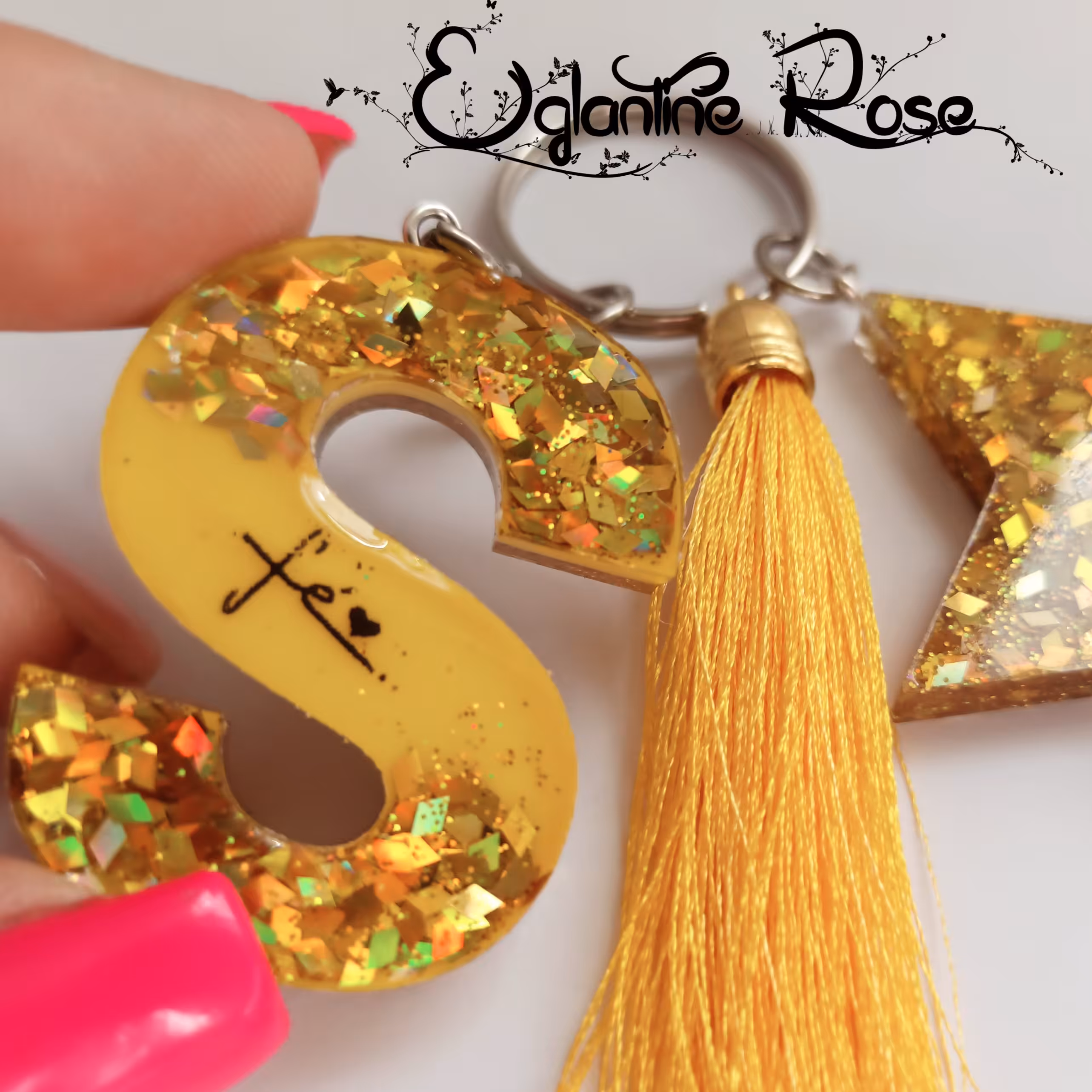 جا کلیدی حروف رزینی /متریال درجه یک(رزین کره ای) حرف s/ترکیب رنگ زرد، طلایی /کار تمام اکلیل هستش و بسیار خاص