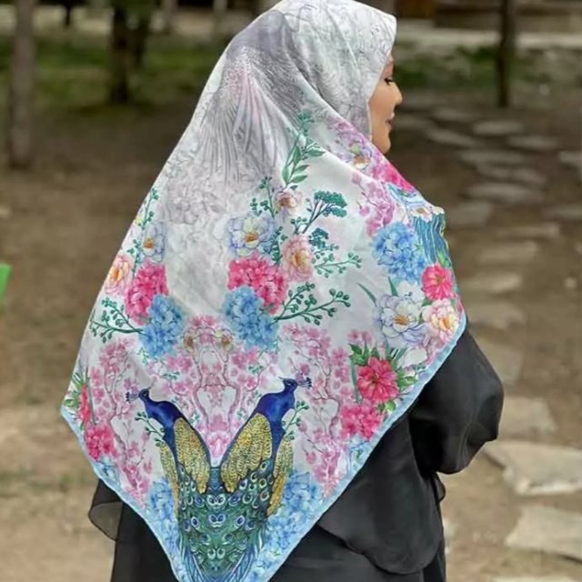 روسری سوپر نخ طرح بهار و طاووس دور دست دوز قواره 140