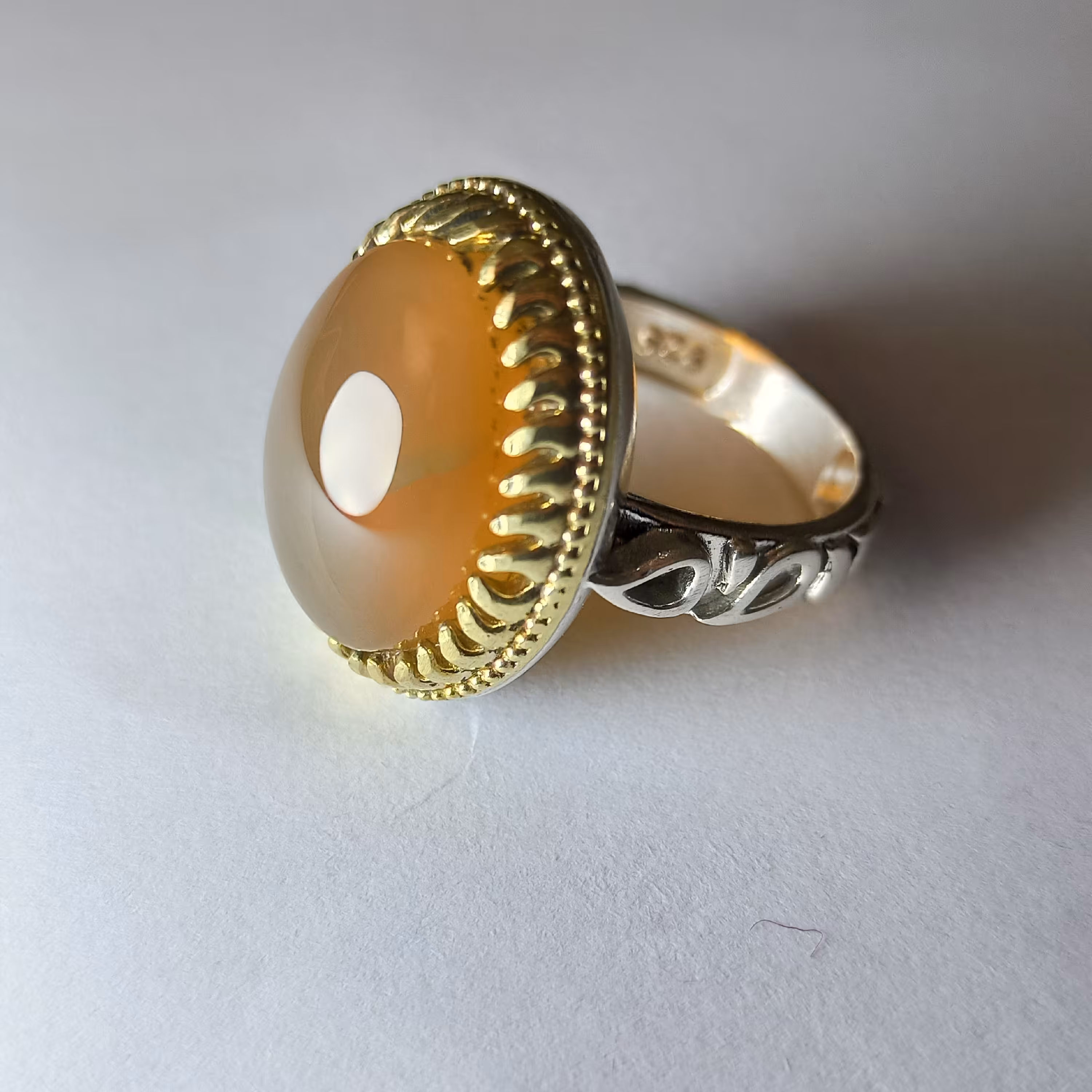 انگشتر مردانه عقیق یمنی عسلی تراش گنبدی رکاب نقره عیار 925 طرح صفوی تاج دار