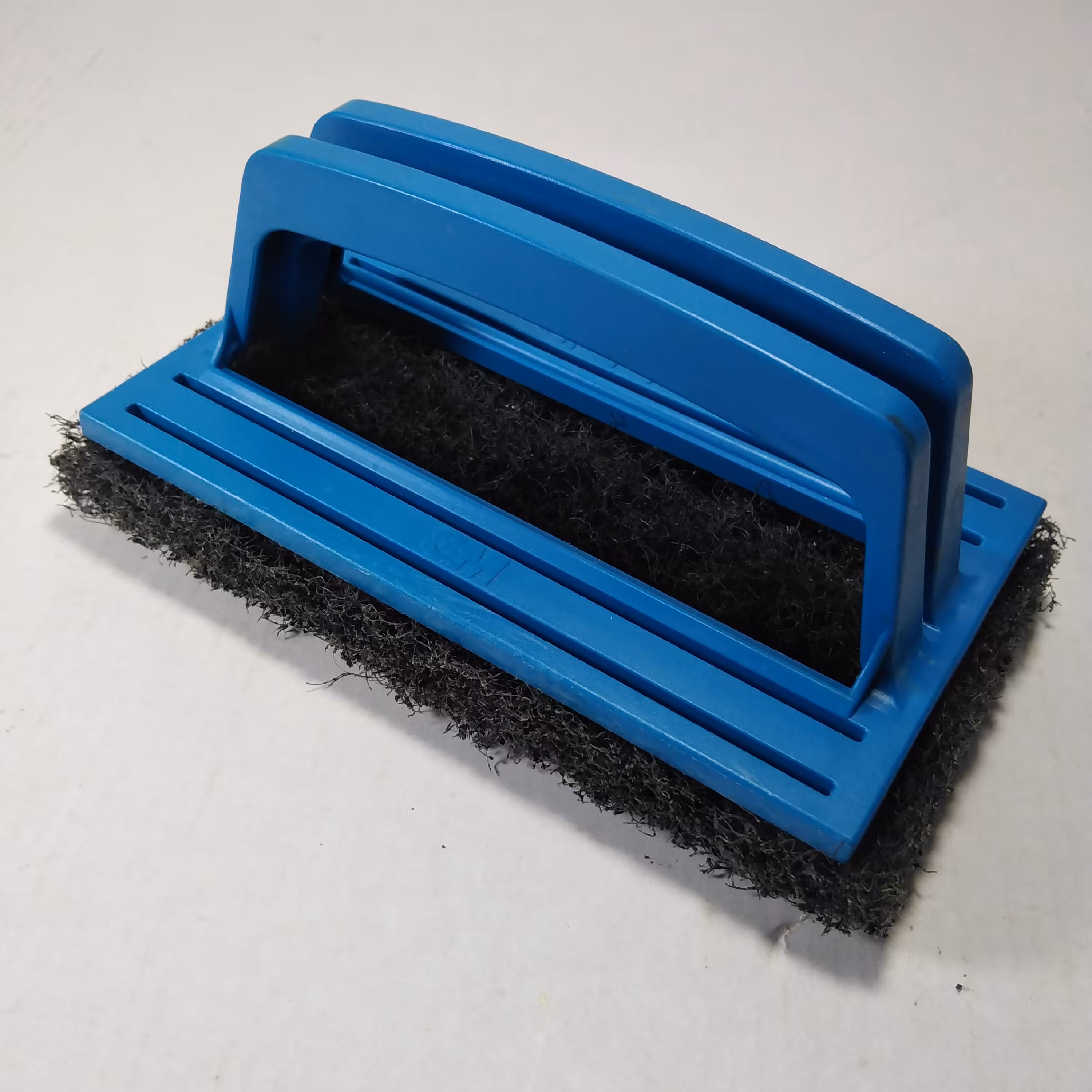 اسکاچ دسته دار  مستطیل همه کاره اندازه 15در 9 سانتی متر به قطر 2 سانت وزن 60 گرم  رنگ نوک مدادی  زبر  سفید کمی نرم تر