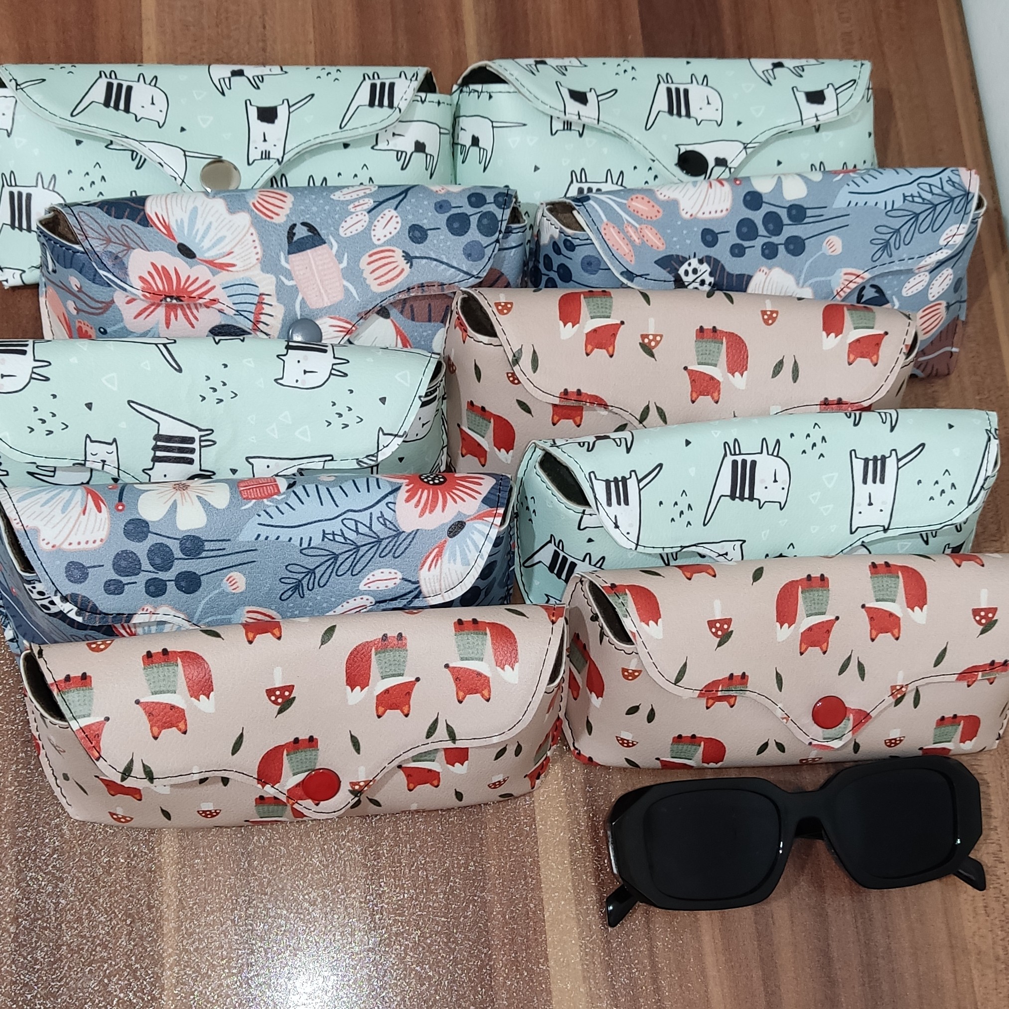 کیف عینک چرم مصنوعی دارای فوم جهت ضربه گیری مخصوص عیدی