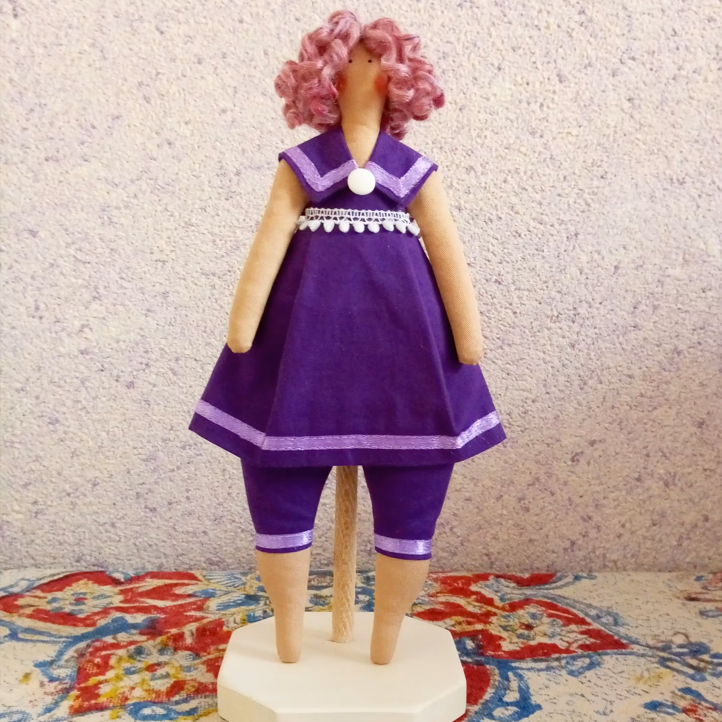 عروسک پارچه ای دستساز  نیکو با پایه چوبی  و مناسب برای دکور