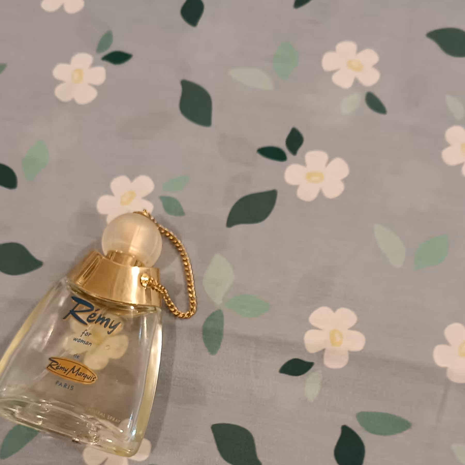 روسری طوسی با گل های سفید با ایستایی عالی روی سر