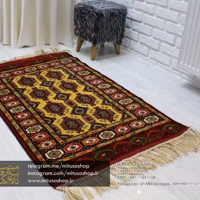 فرش دستبافت بانوی ترکمن طرح بازوبندی