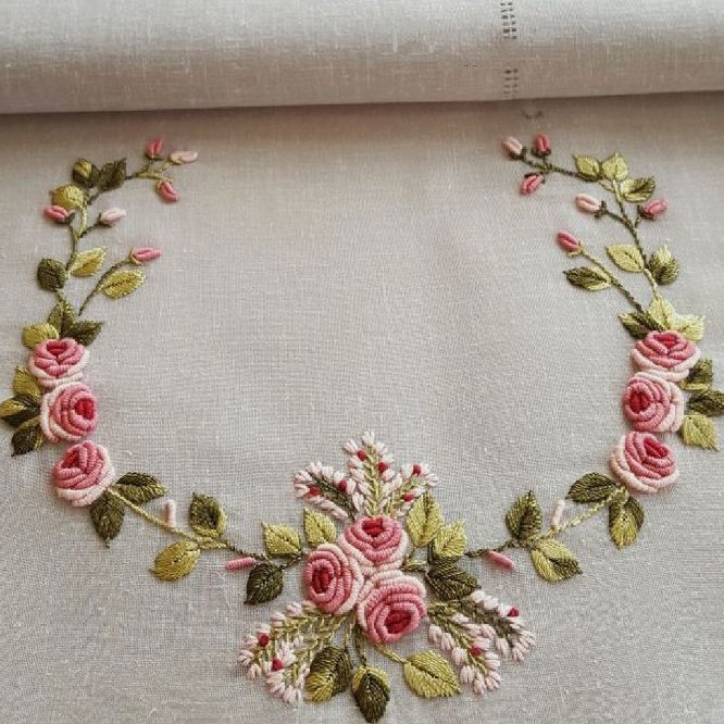 رومیزی گلدوزی شده