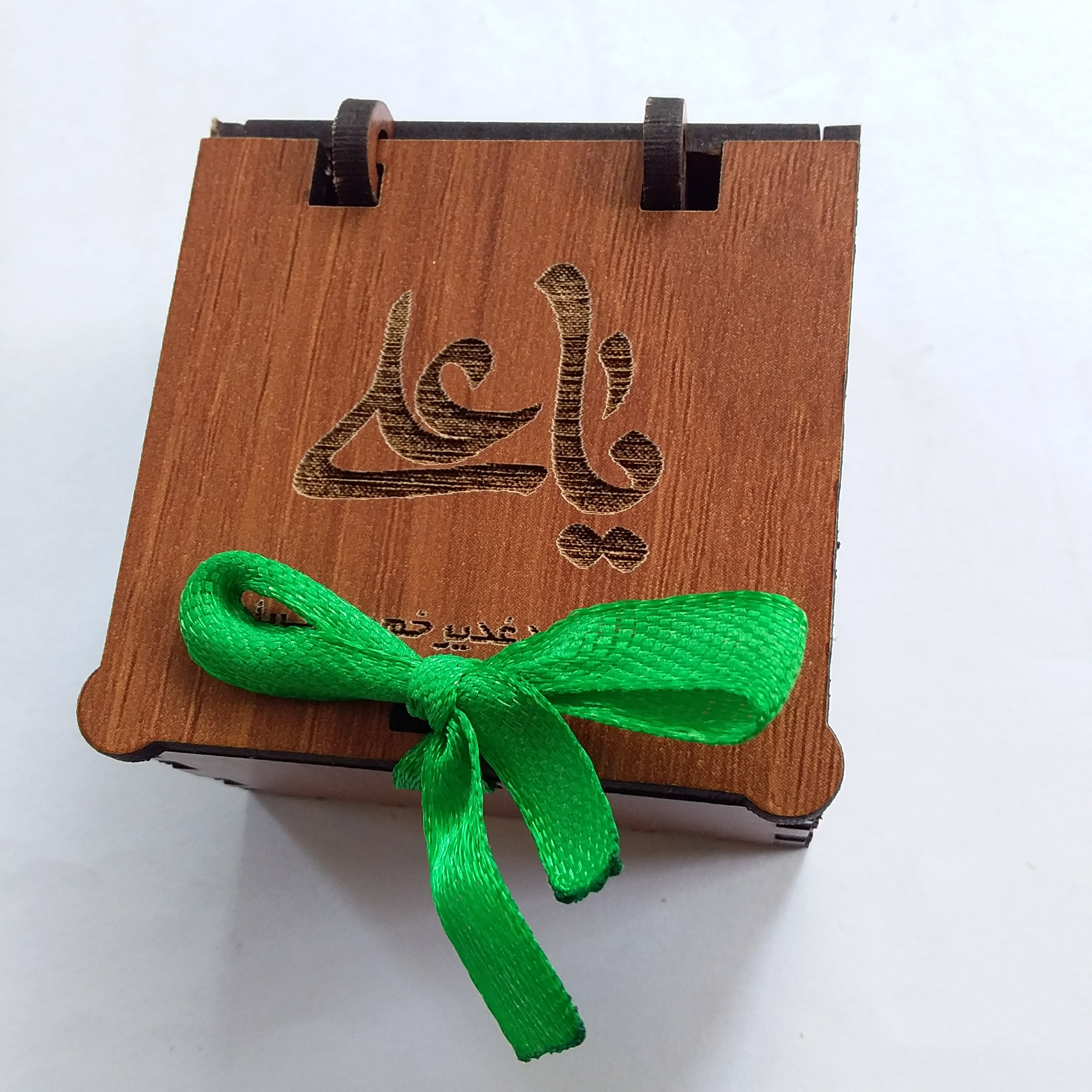جعبه سکه و گیفت چوبی طرح یاعلی مدل 003 به همراه ربان، ویژه عید غدیر