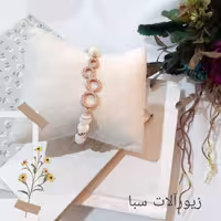 دستبند زنانه صدف با پلاک رزگلد سبا ، رنگ سفید ، پلاک نگین دار