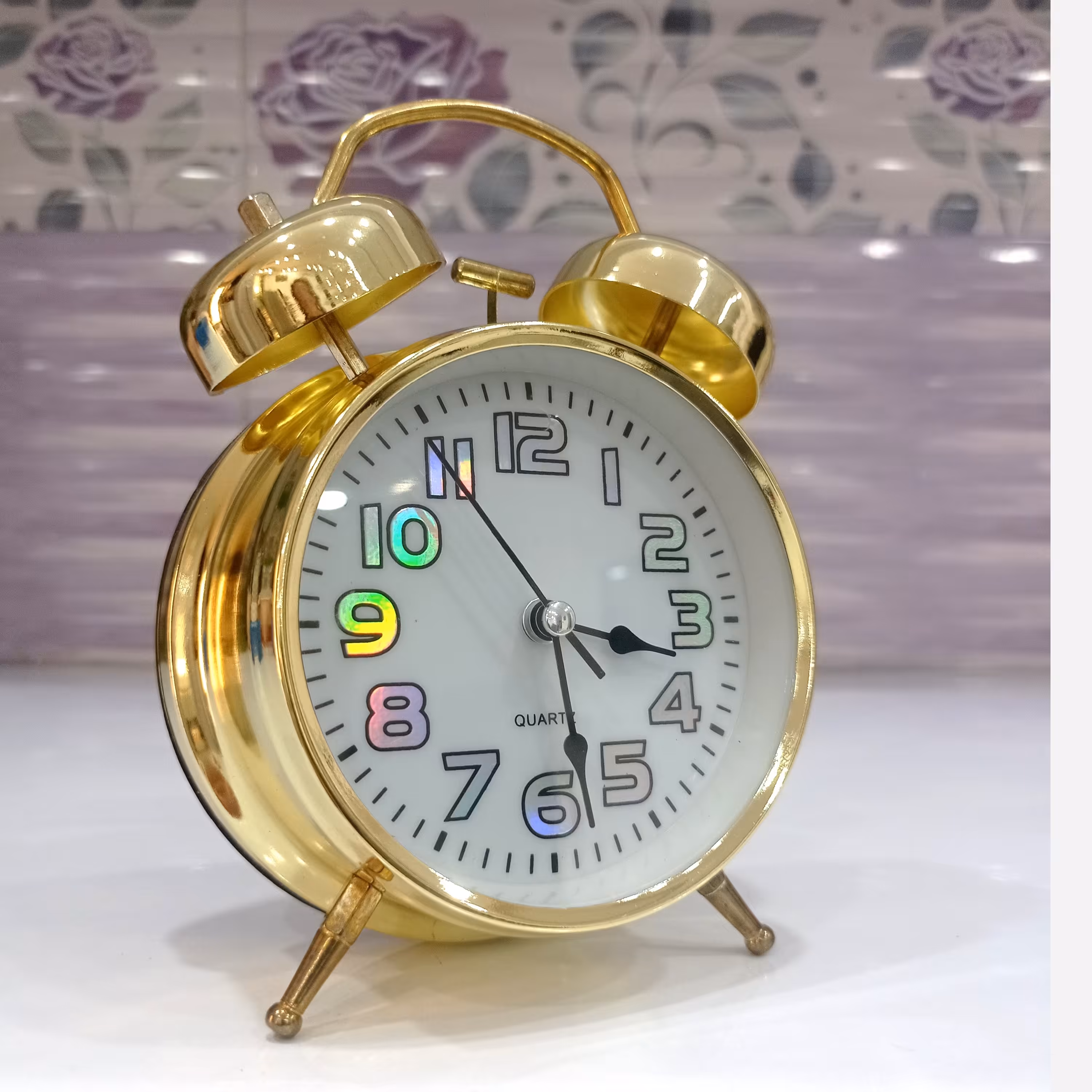 ساعت رومیزی شماطه دار ( زنگ دار ) اعداد هولوگرامی رنگین کمانی فلزی طرح طلایی بزرگ 