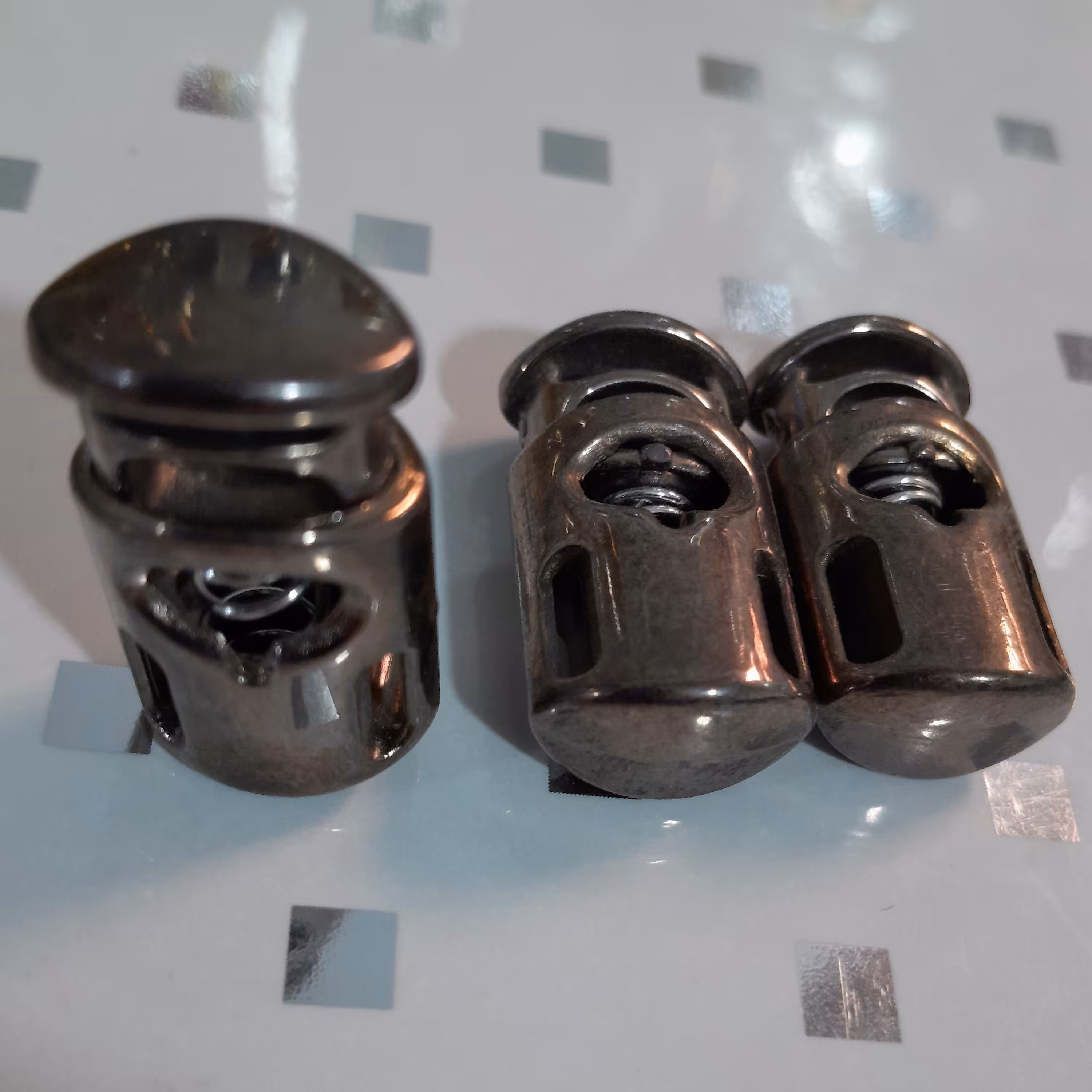 قفل قیطان (سرمنگوله ) فنر دار سایز بزرگ وکوچک طوسی رنگ