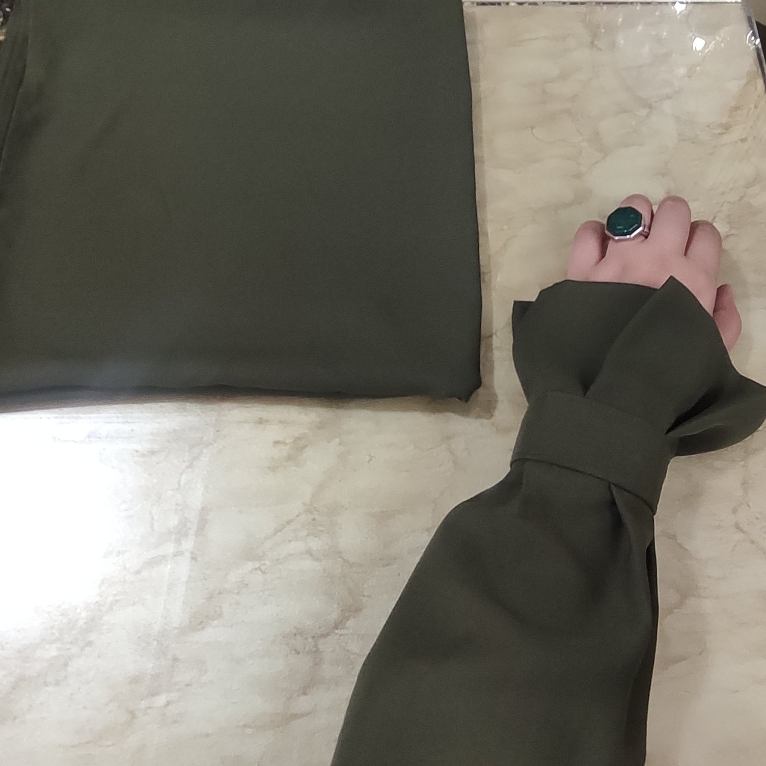 ست روسری و ساق با مدل آستینک پرنسسی رنگ زیتونی دلبر با جنس کرپ حریر