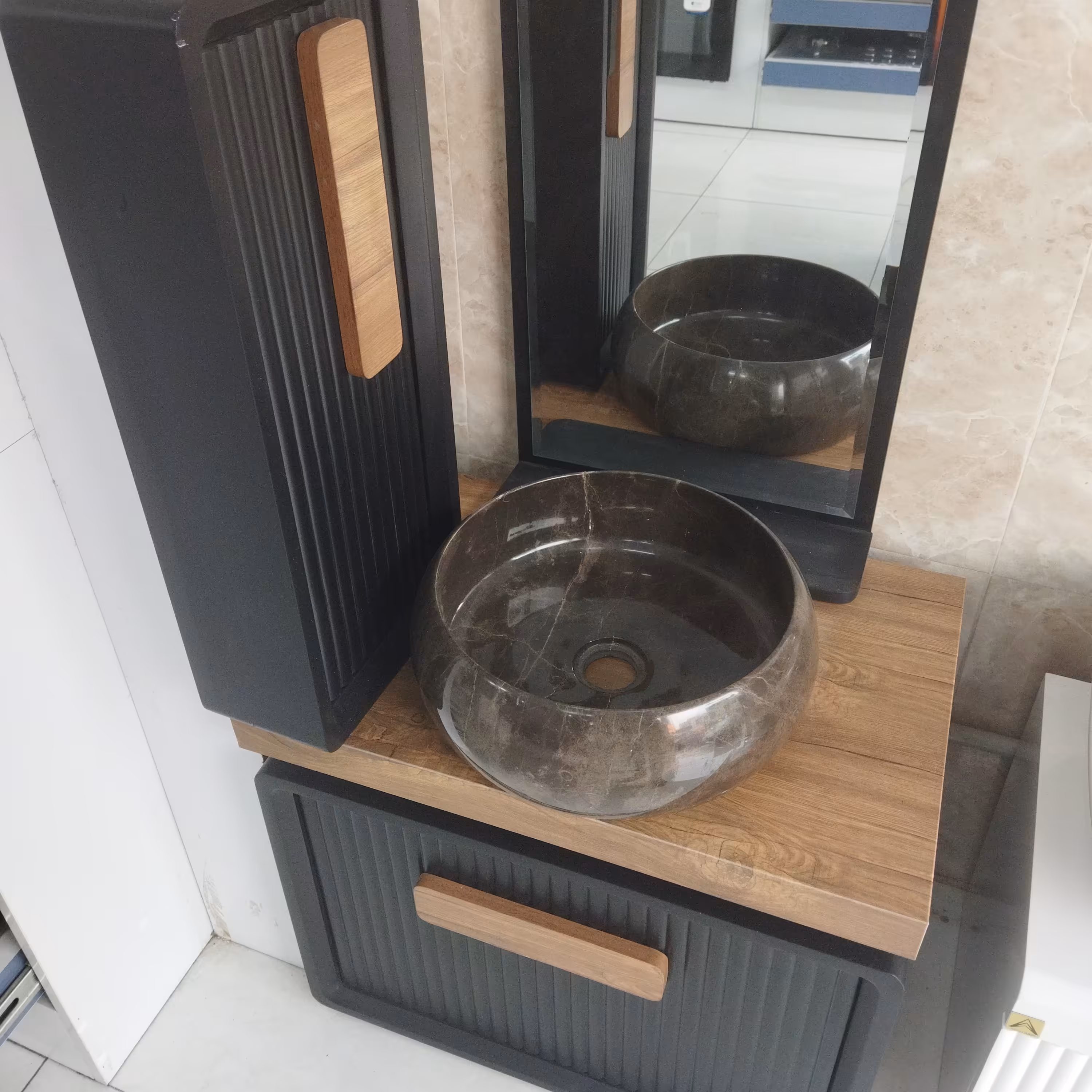 روشویی کابینتی همراه با آینه باکس(پس کرایه)
